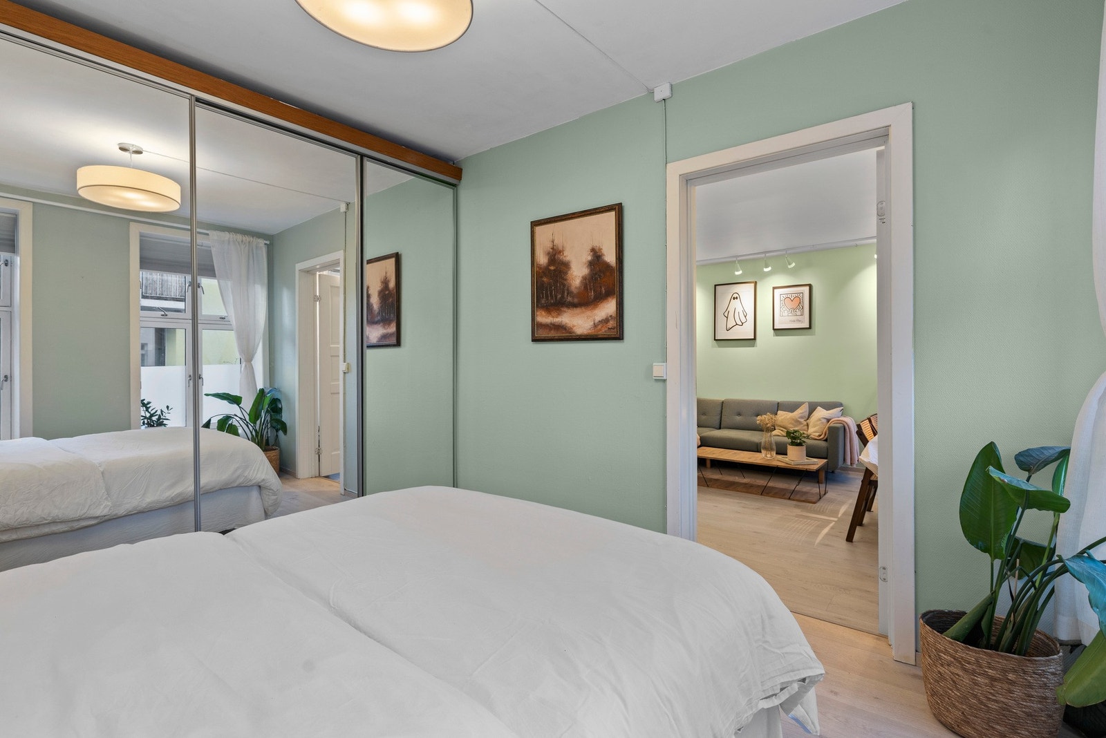 Praktisk skyvedørsgarderobe med speil Galleribilde