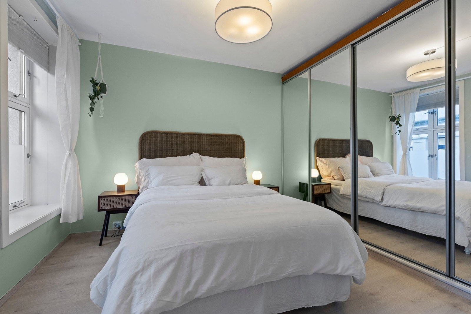 Soverommet er av god størrelse med plass til dobbeltseng Galleribilde