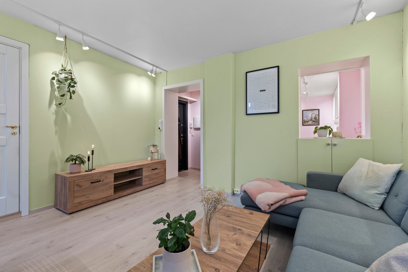 Stuen er på ca. 16 kvm og er lett å innrede Galleribilde