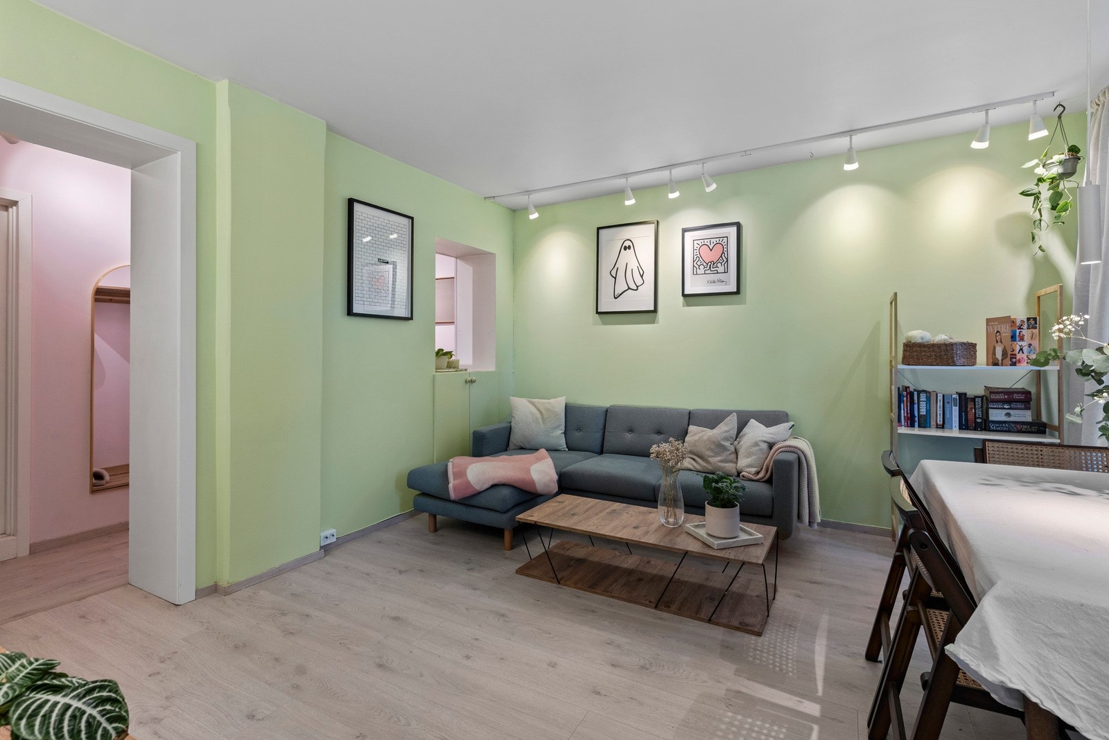 Stuen er malt i lyse, moderne farger Galleribilde