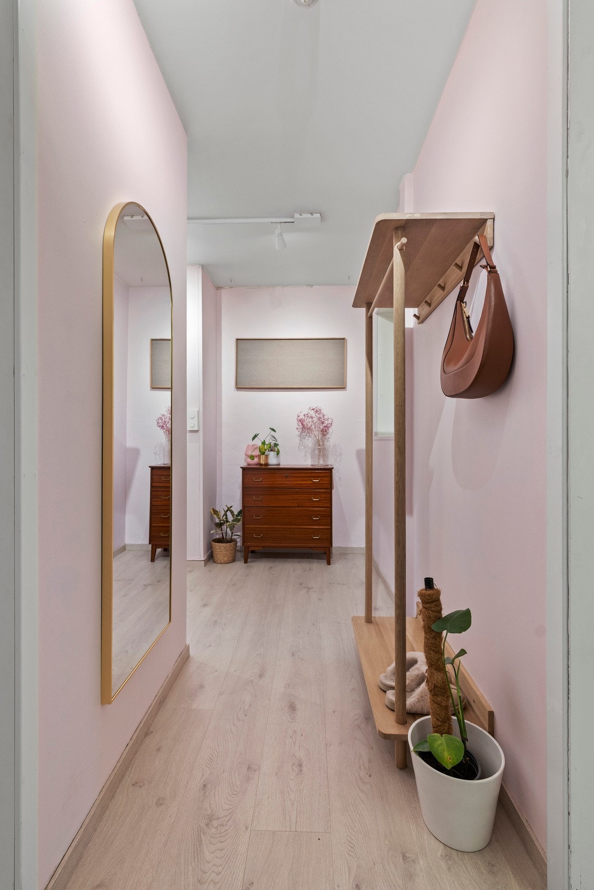 Svært innbydende entré med plass til å henge fra seg yttertøy Galleribilde