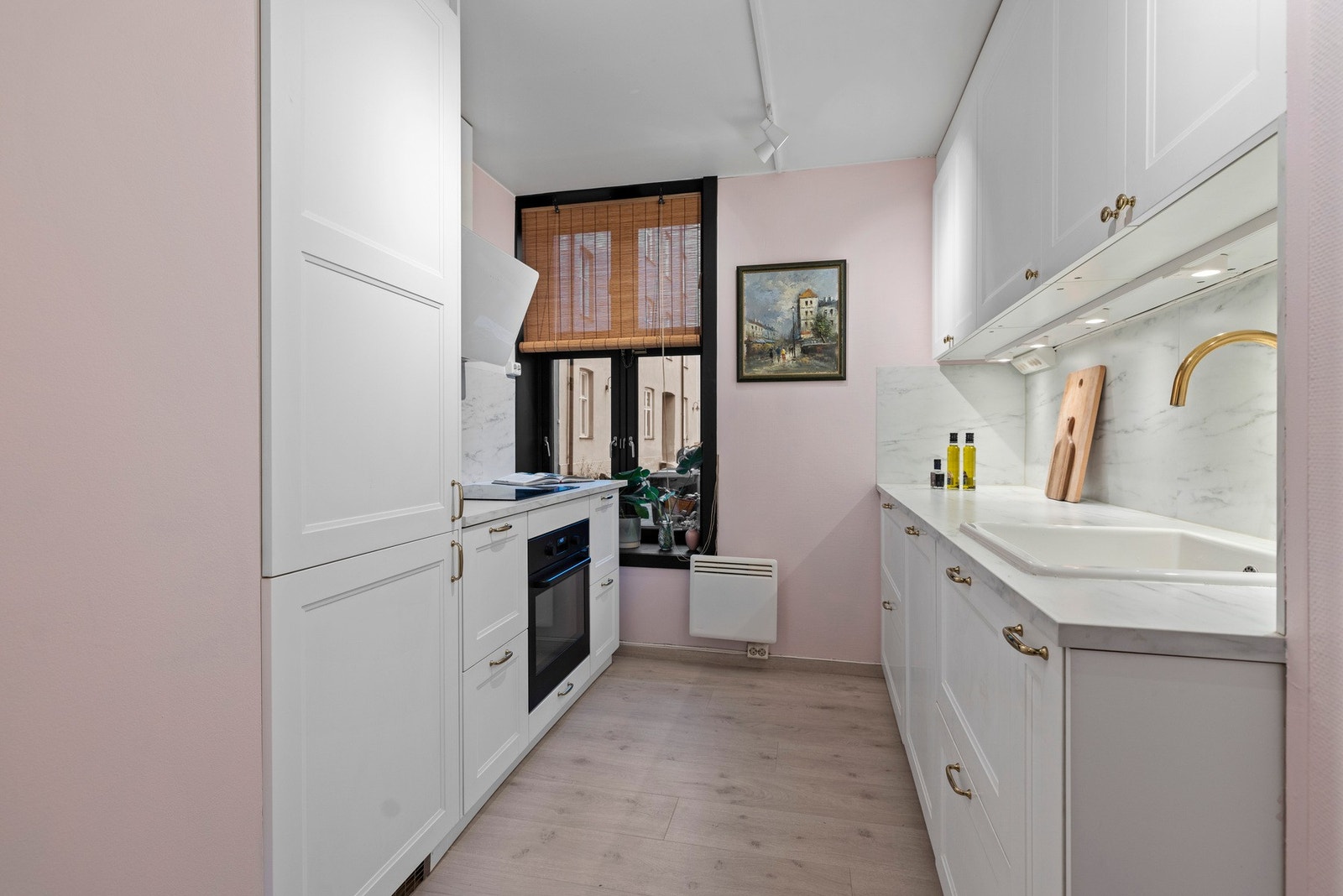 Flott, separat kjøkken med profilerte fronter Galleribilde