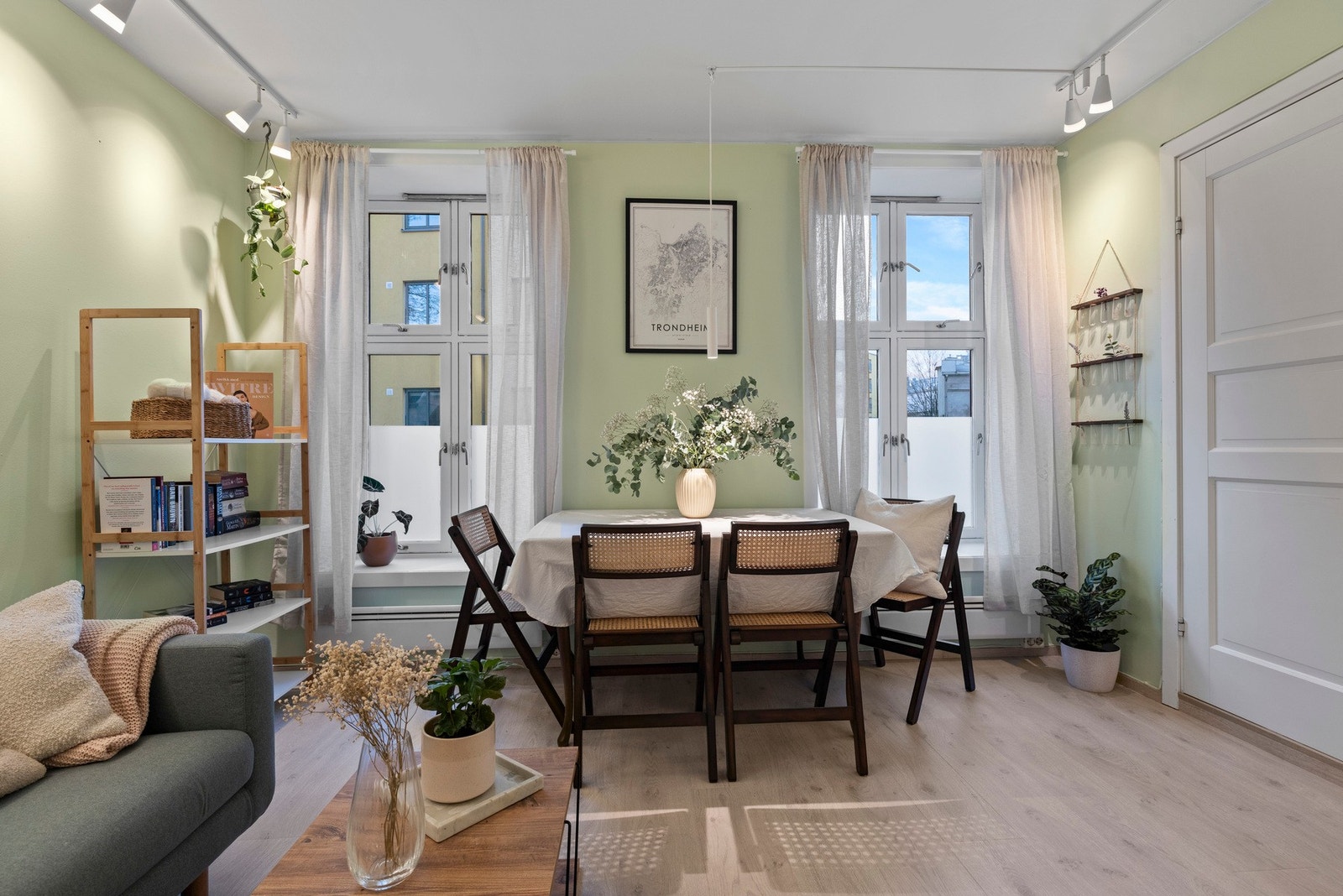 Store vindusflater slipper inn rikelig med naturlig lys Galleribilde