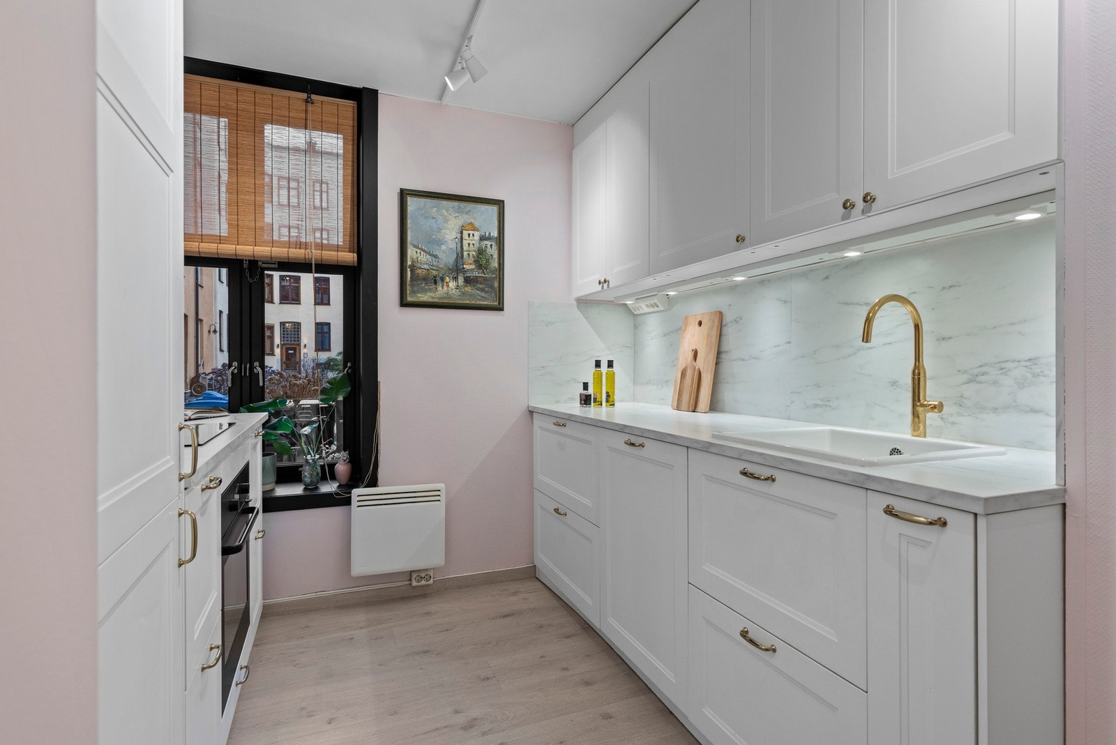 Kjøkkenet er fra 2019 og har god med både skap- og benkeplass Galleribilde