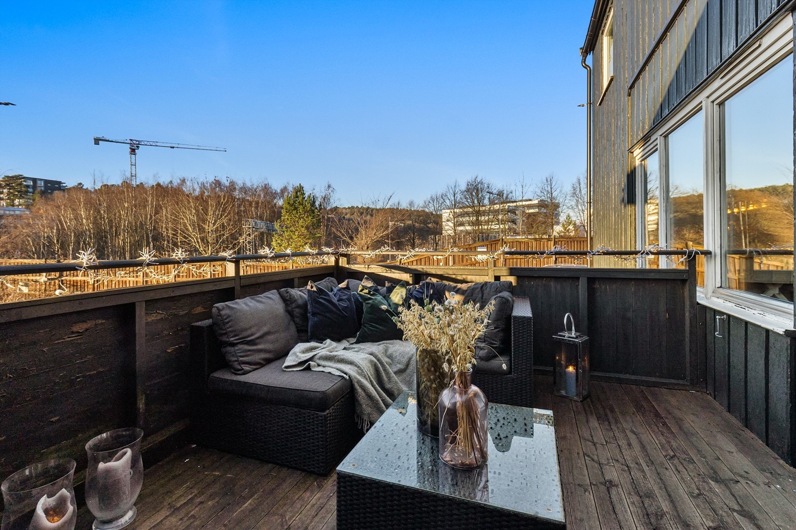 Balkongen er vestvendt og er en perfekt plass å nyte årets varmere dager. Galleribilde