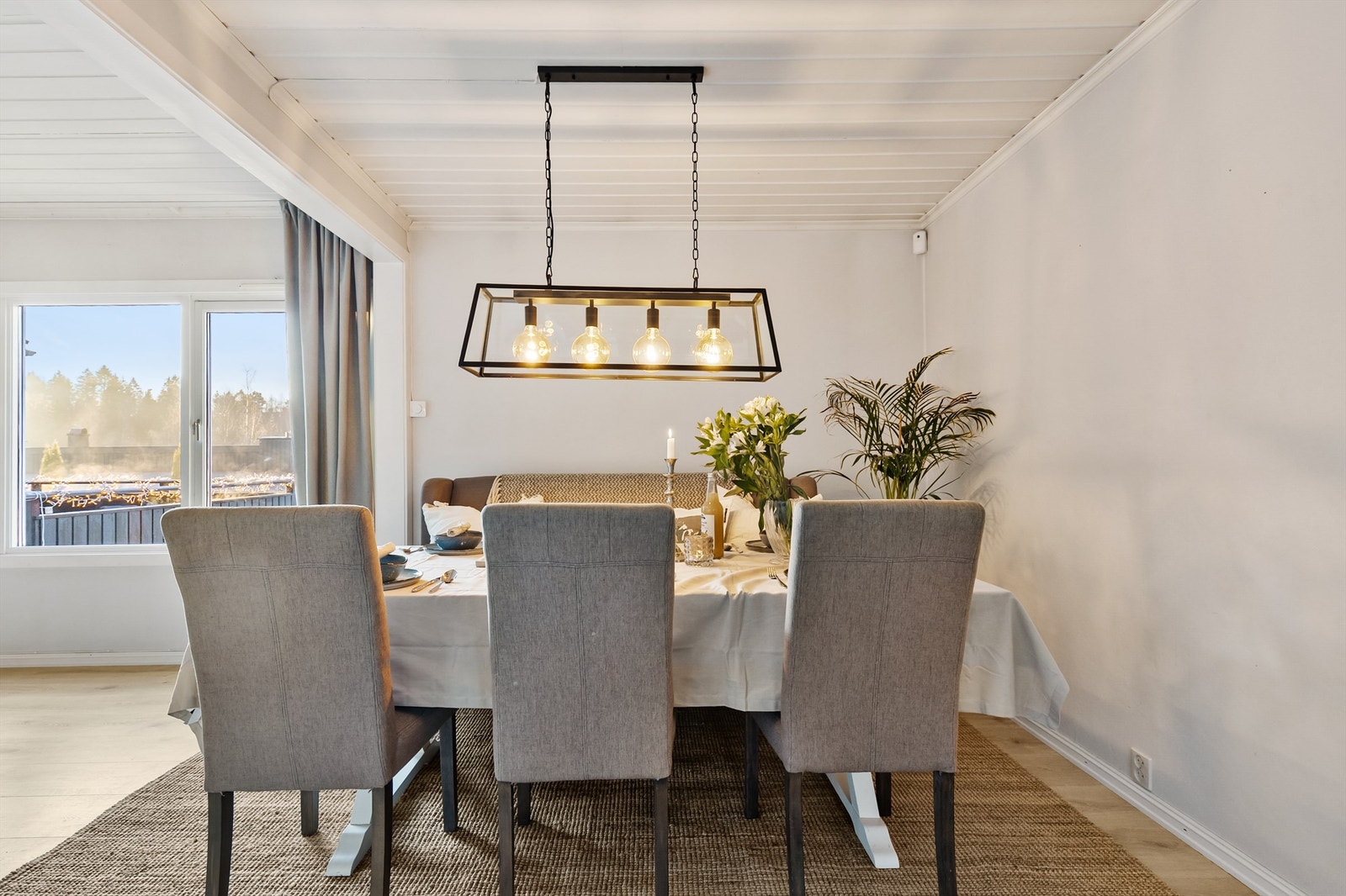 Spisestuen er et naturlig samlingspunkt for måltider med familie og venner. Galleribilde