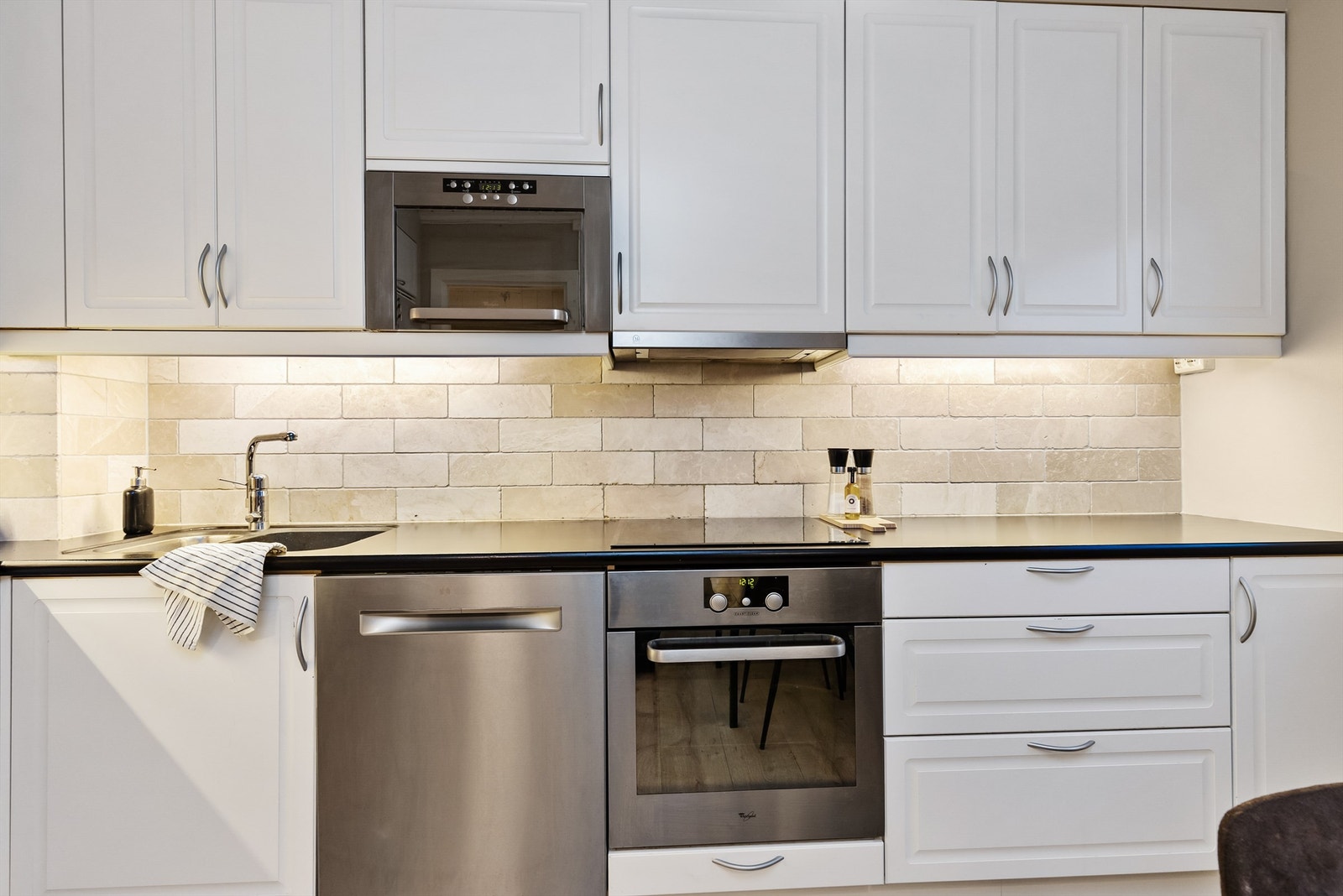 Godt med skap- og benkeplass gjør kjøkkenet både funksjonelt og arbeidsvennlig. Galleribilde