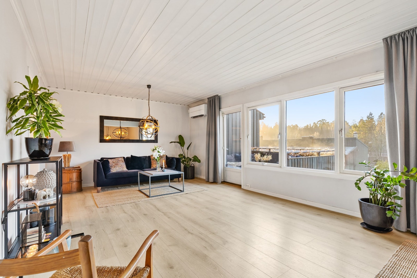 Et innholdsrikt rekkehus over tre romslige plan i et veletablert og barnevennlig nabolag. Galleribilde