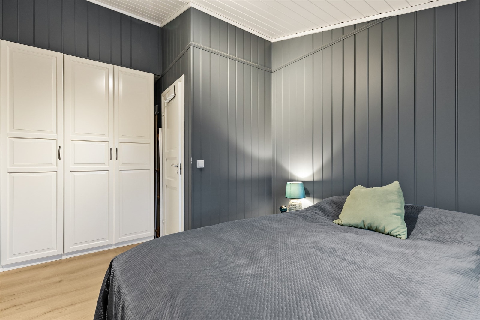 Innebygd garderobe gir godt med oppbevaringsplass. Galleribilde