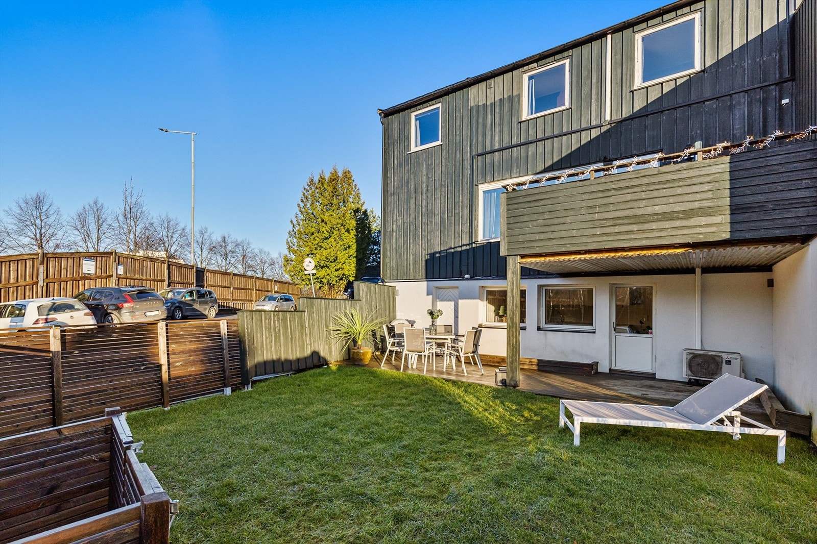 Hagen er pent opparbeidet og gir rom for lek og utendørsaktiviteter. Galleribilde