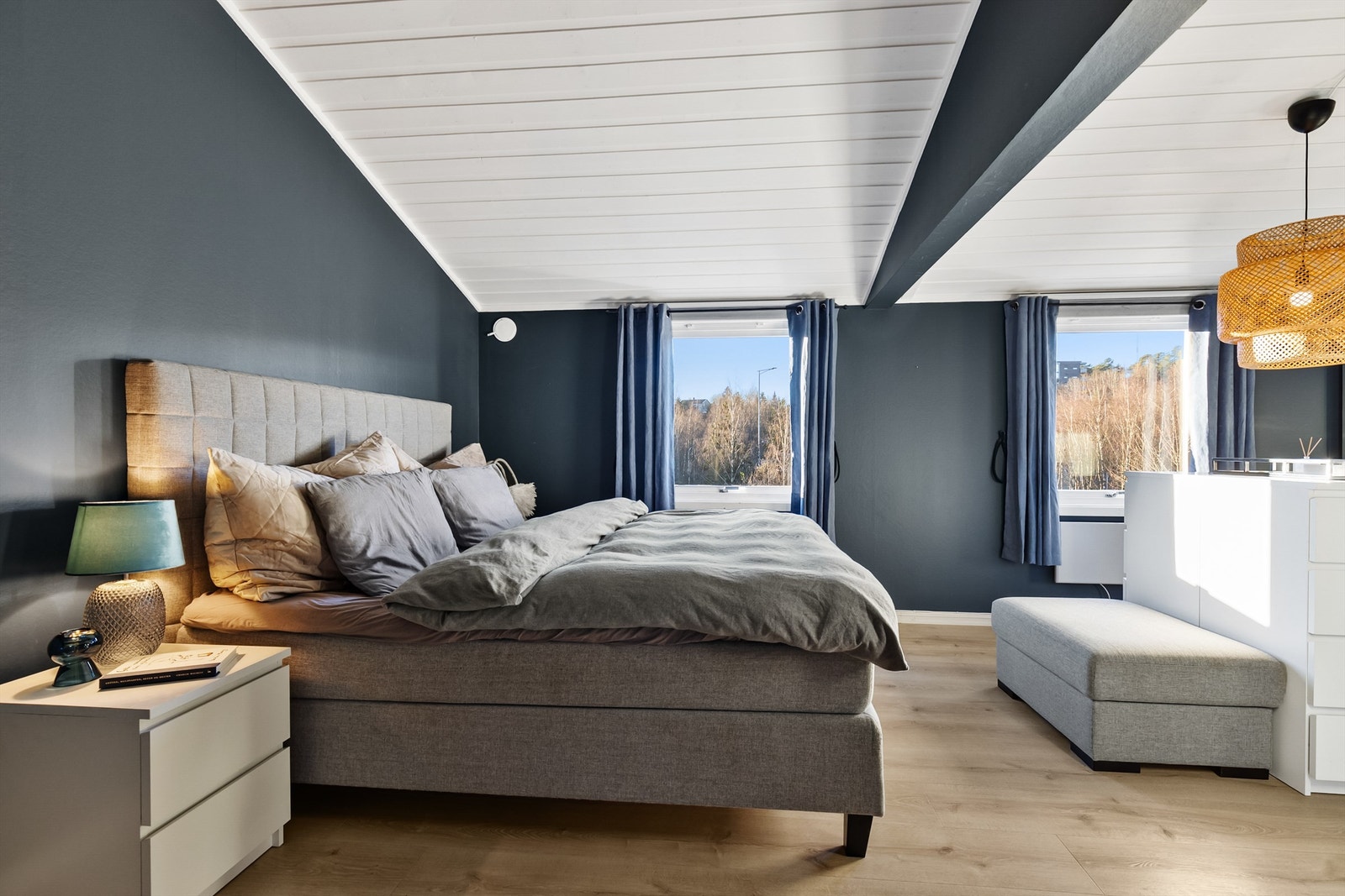 Her er det god plass til dobbeltseng og tilhørende nattbord, samt annet ønskelig soveromsmøblement. Galleribilde