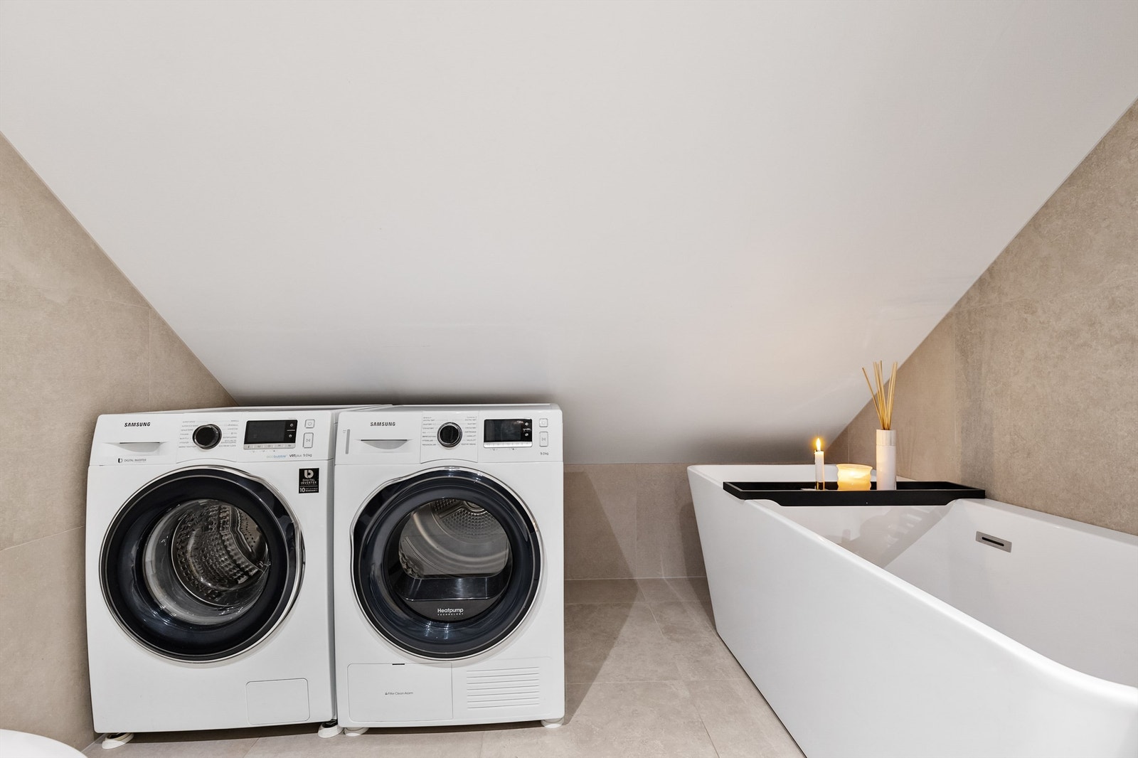 Badet har også opplegg for vaskemaskin og tørketrommel under skråtaket. Galleribilde