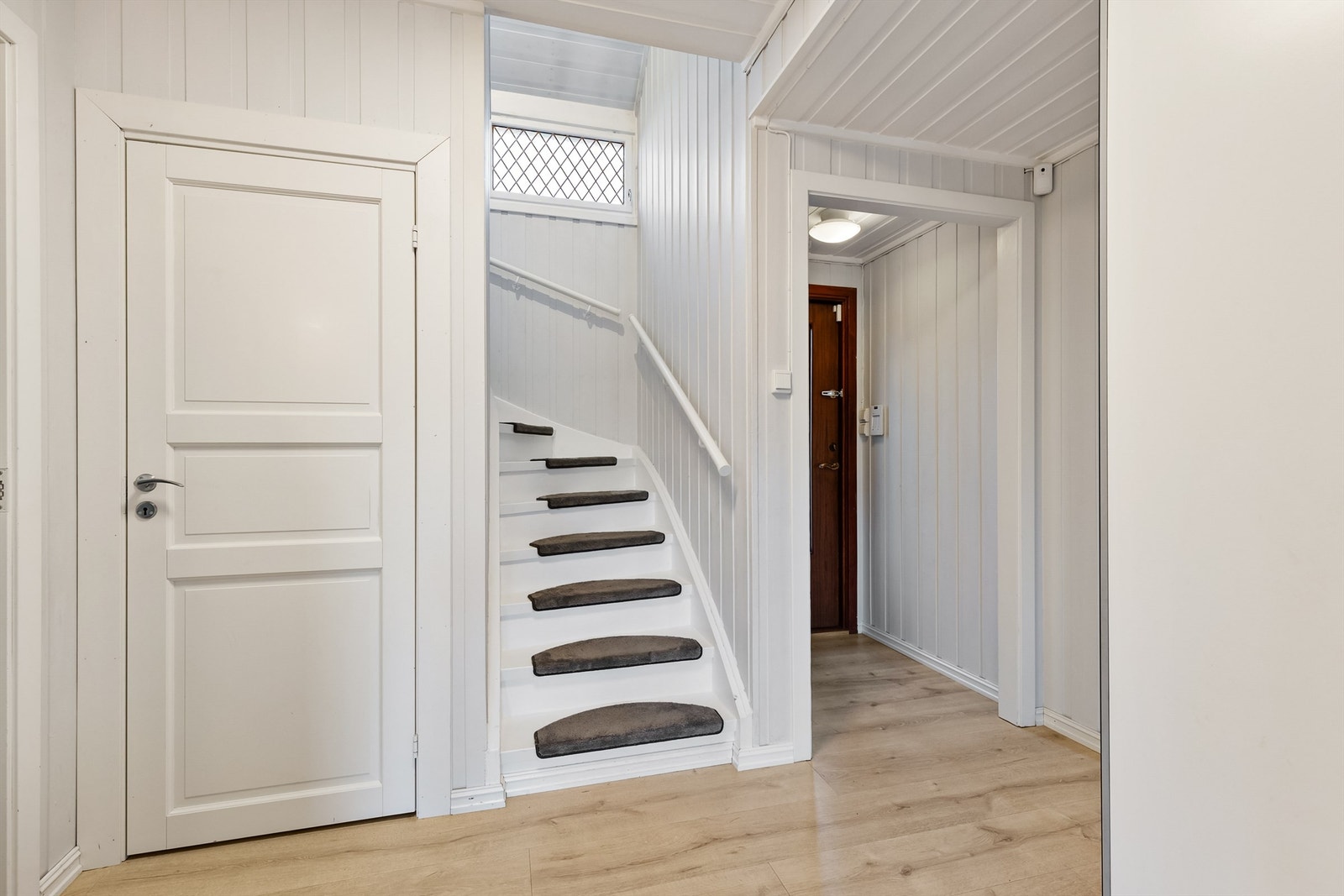 Velkommen inn i en lys og praktisk entré som gir et godt førsteinntrykk. Her er det god plass til å henge fra seg yttertøy. Fra entreen fører trappen deg videre til boligens 2. etasje. Galleribilde