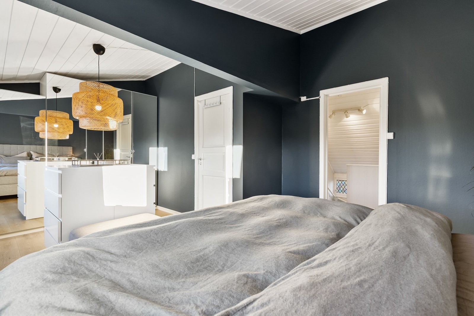 Det er rikelig med oppbevaringsplass i en garderobe med speilfronter. Galleribilde