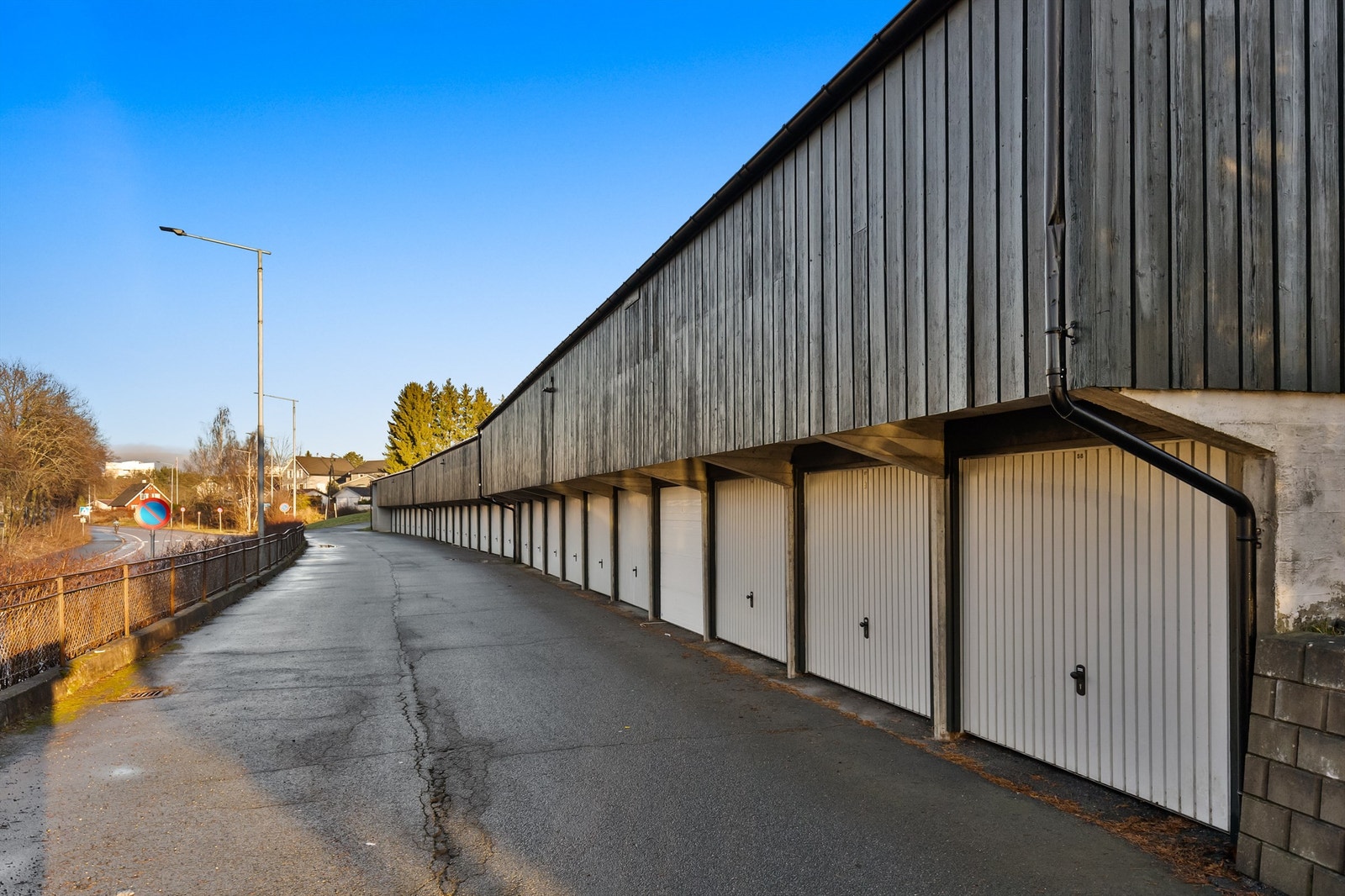 Det medfølger en egen garasjeplass i felles anlegg. Galleribilde