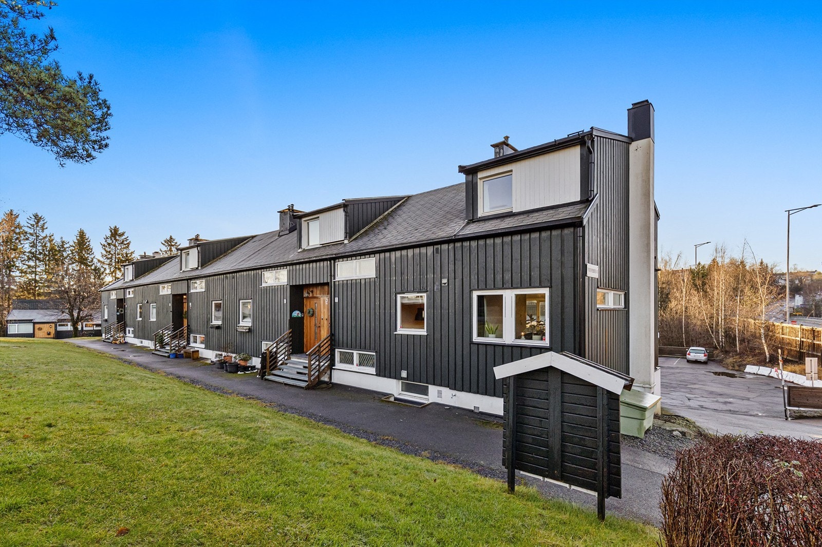 Rekkehuset er en del av et veletablert borettslag. Galleribilde