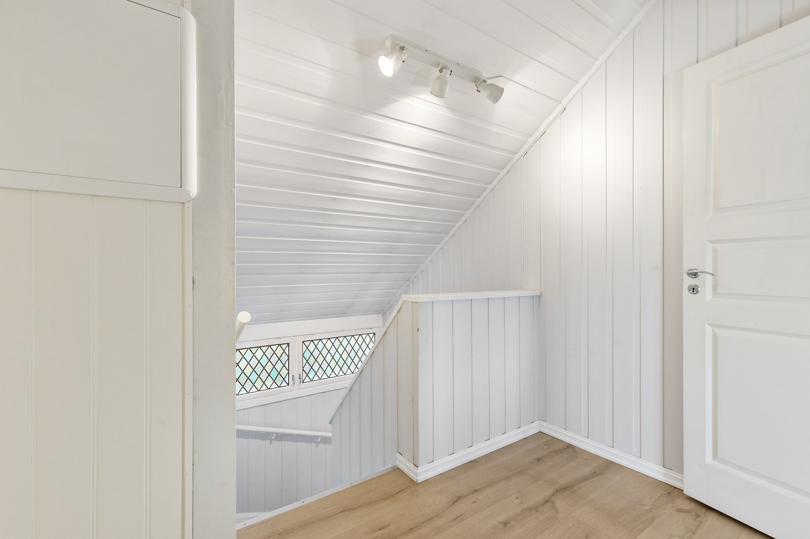 Boligens 2. etasje består av 3 soverom, et bad og en gang. Galleribilde