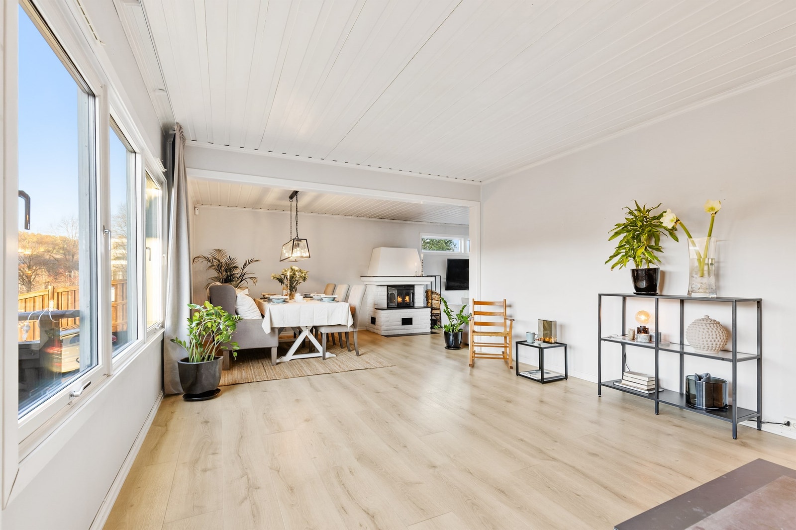 Rommet har gode møbleringsmuligheter og oppleves som romslig, med plass til både komfortabel sofagruppe, egen TV-krok og spiseplass. Dette gir et fleksibelt og innbydende oppholdsrom som enkelt kan tilpasses egne behov og ønsker. Galleribilde