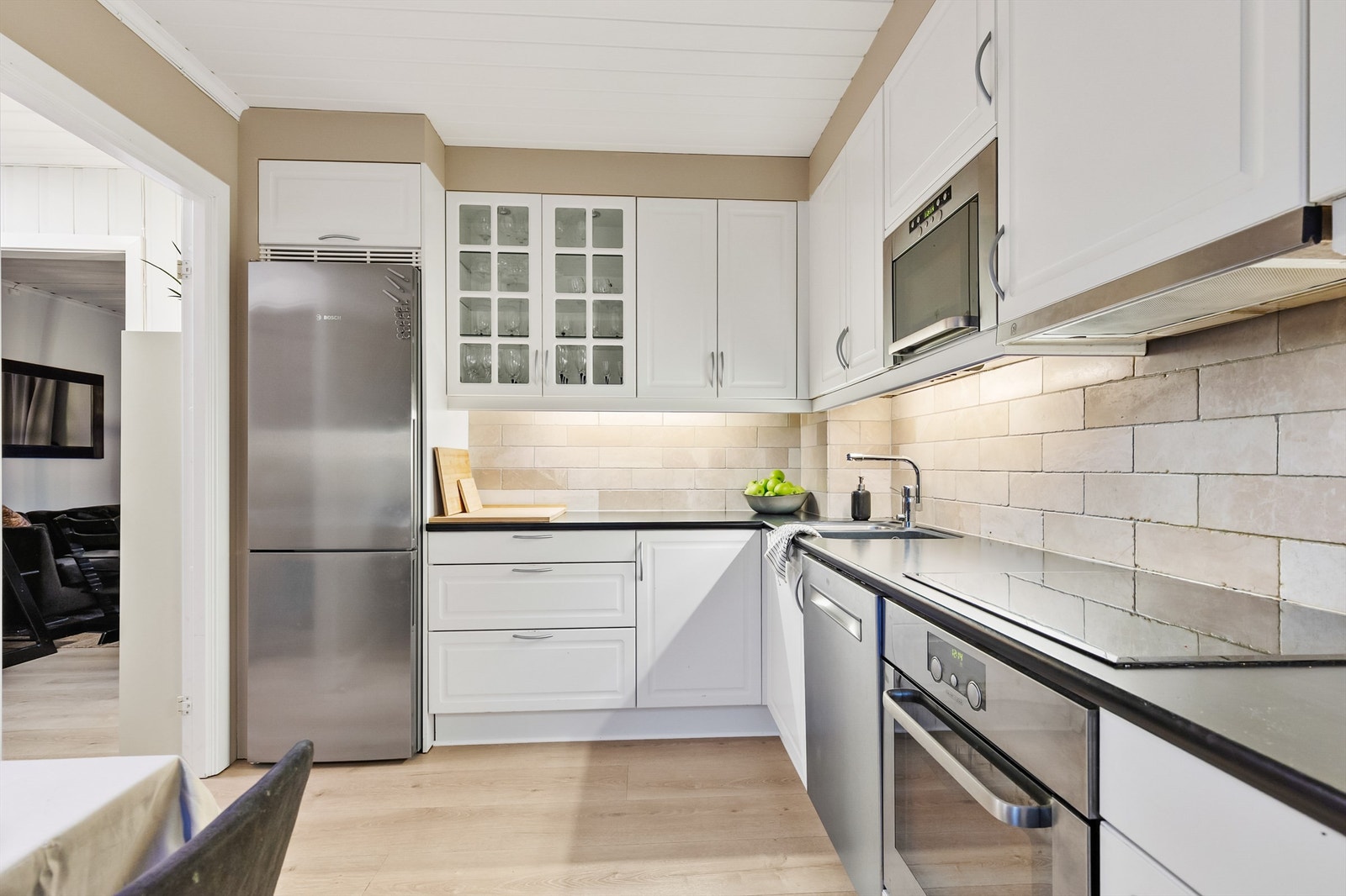 Hvitevarene inkluderer stekeovn, mikrobølgeovn, platetopp og oppvaskmaskin. Galleribilde