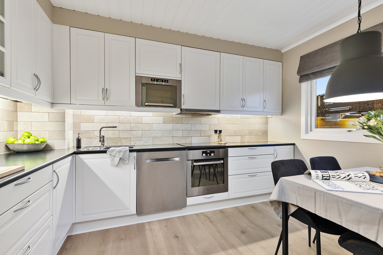 Kjøkkenet er for mange det viktigste rommet i boligen, og er holdt i en separat løsning. Kjøkkeninnredningen er med profilerte fronter og laminat benkeplate med nedfelt vaskekum. Kjøkkenet har direkte adkomst fra entréen. Galleribilde