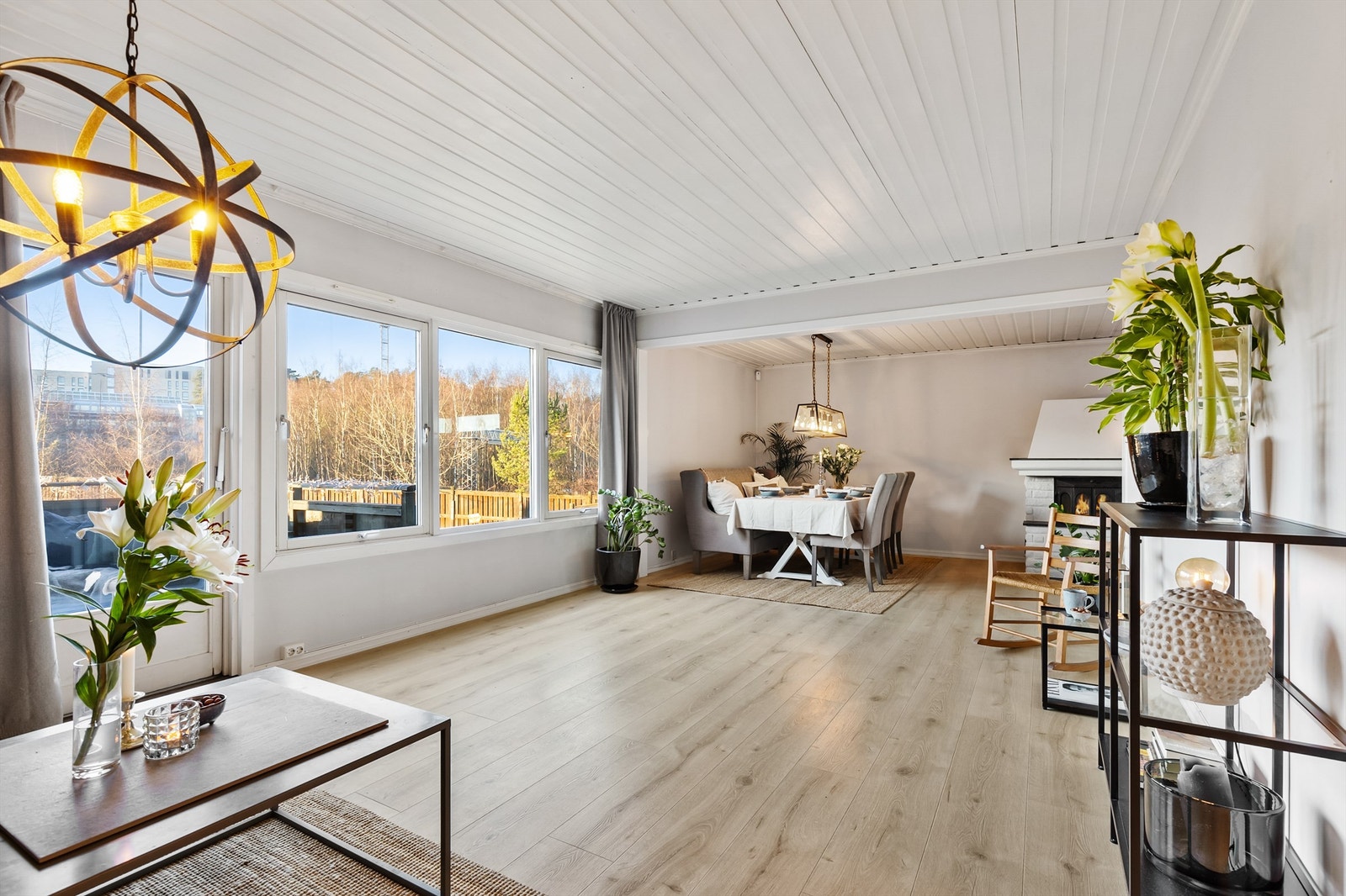 Rommet har en åpen og sosial planløsning med god plass til flere soner. Gjennomgående laminatgulv og lyse veggflater gir et helhetlig inntrykk. Her er det også direkte utgang til balkong. Galleribilde