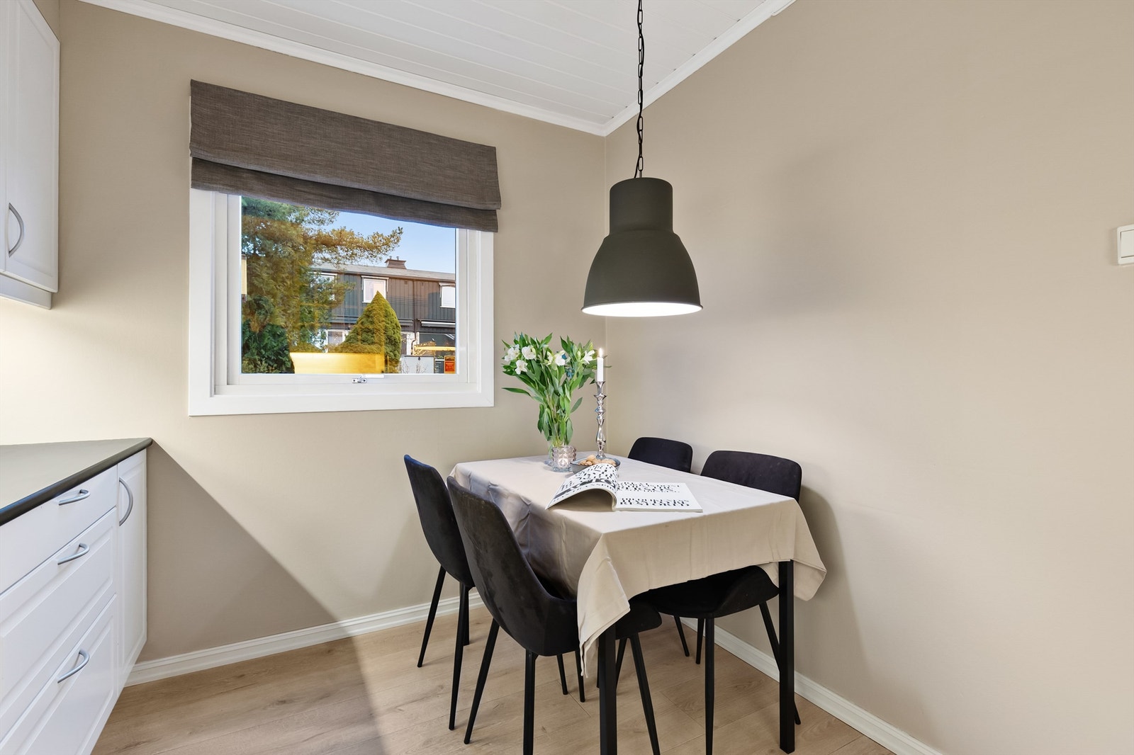 Her har du også en hyggelig spisesplass ved vinduet. Et perfekt sted å nyte frokosten! Galleribilde