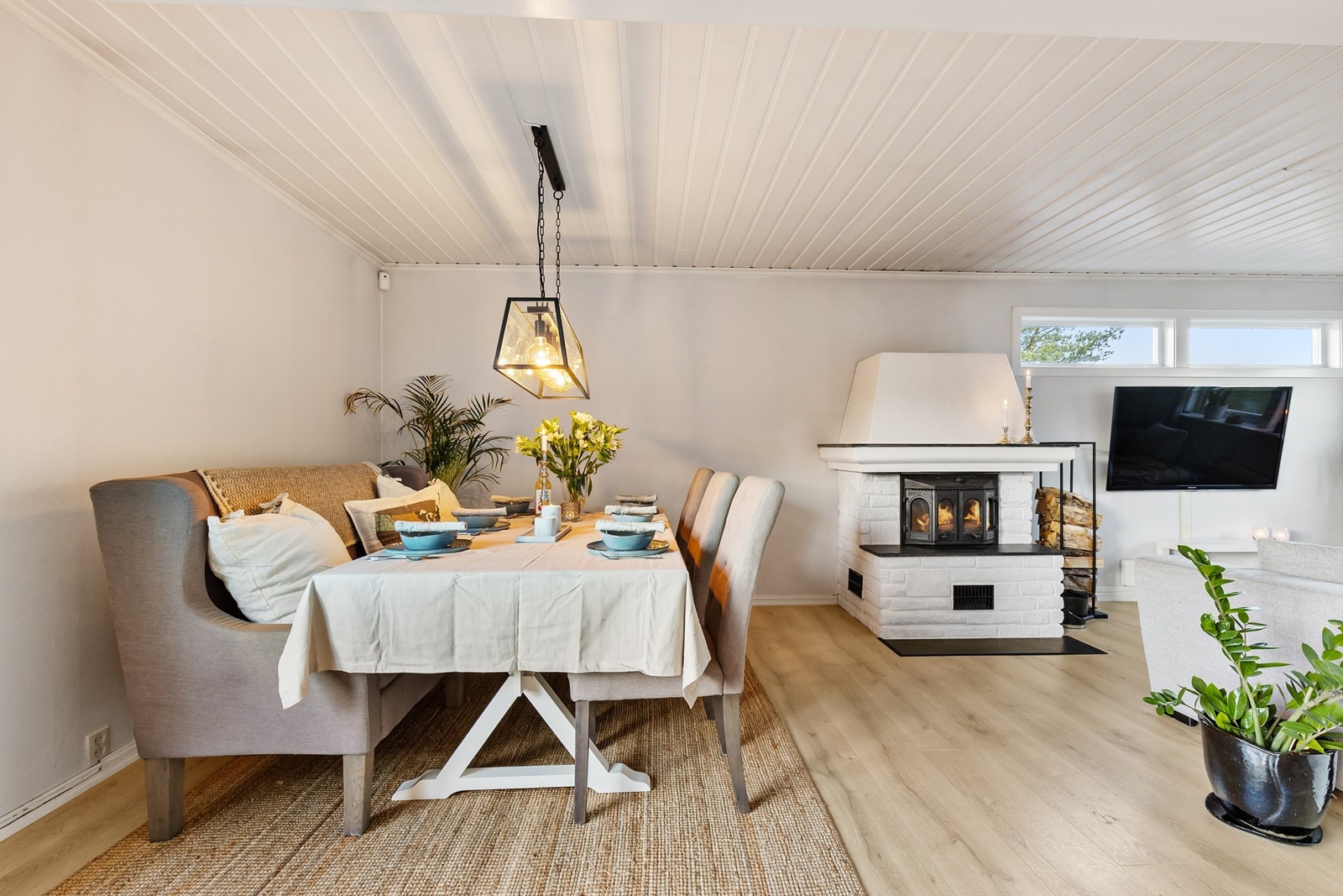 I tilknytning til stuen er det en egen spisestue med plass til langbord. Galleribilde