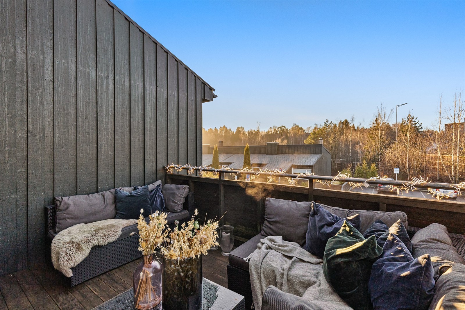 Balkongen har god plass til en sittegruppe hvor ettermiddagssolen kan nytes. Galleribilde