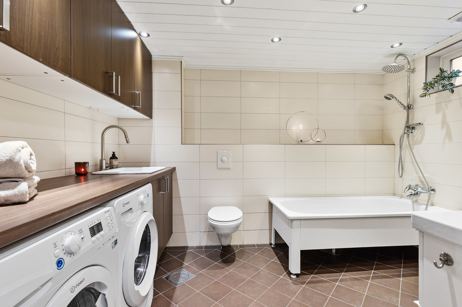 Badet er utstyrt med badekar, servant med underskap og speilskap. Galleribilde