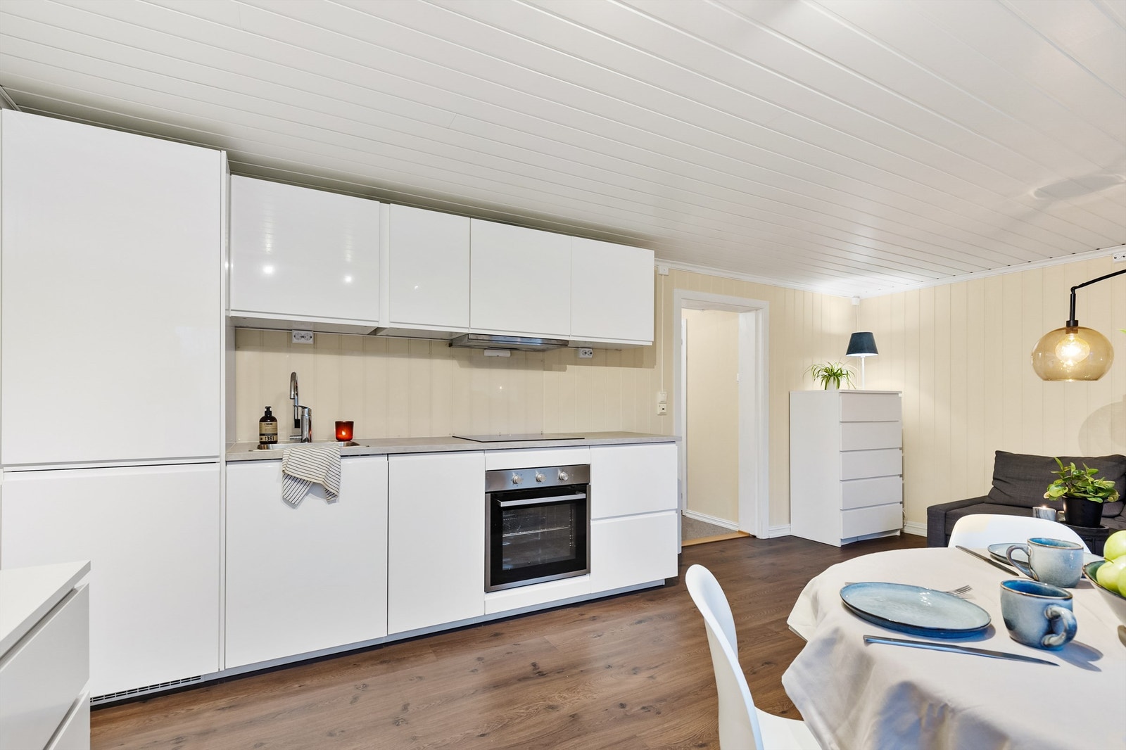 Underetasjen er innredet med kjellerstue, bad/vaskerom og bod, med utgang til markterrasse. Rommet er utstyrt med en praktisk og moderne kjøkkenkrok. Galleribilde