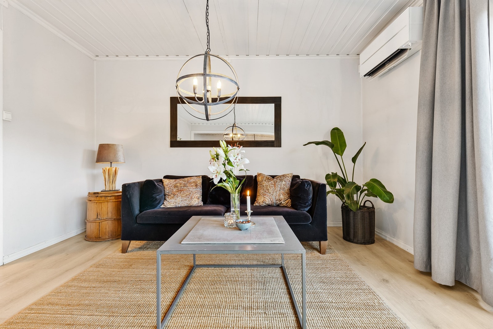 Stuen er svært romslig med store vindusflater som gir rikelig med naturlig lys. Galleribilde