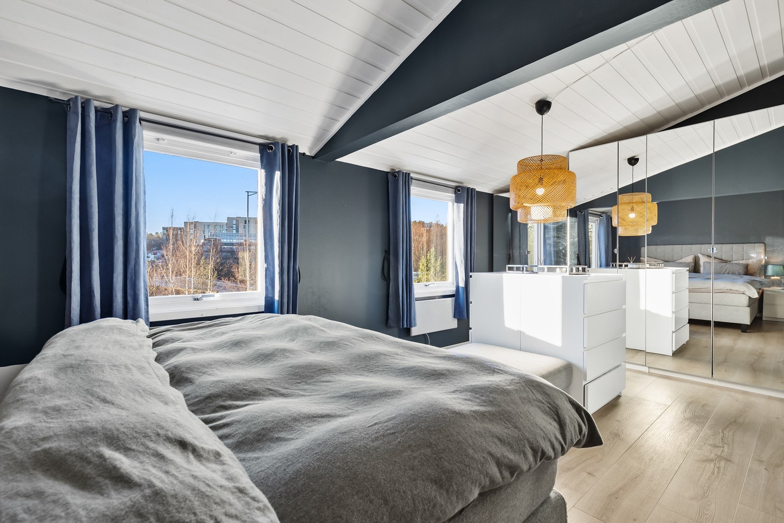 Godt med lysinnslipp fra store vindusflater som skaper en åpen og luftig romfølelse. Galleribilde