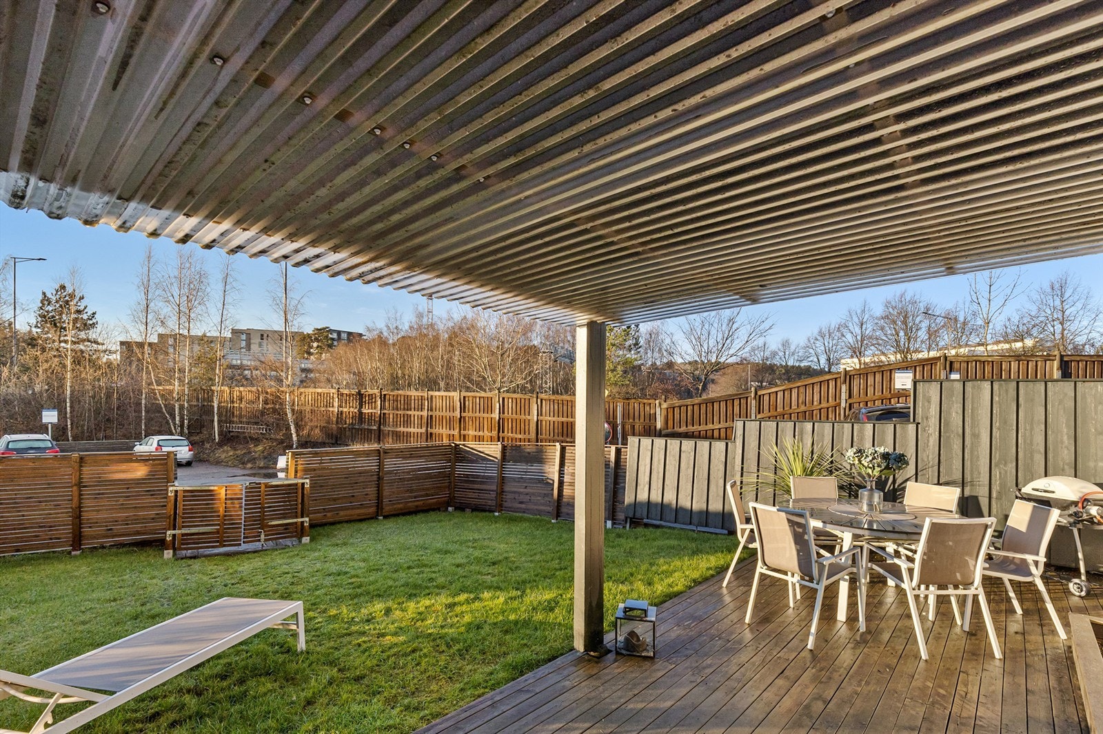 Den overbygde delen av terrassen gir ly for vær og vind. Galleribilde