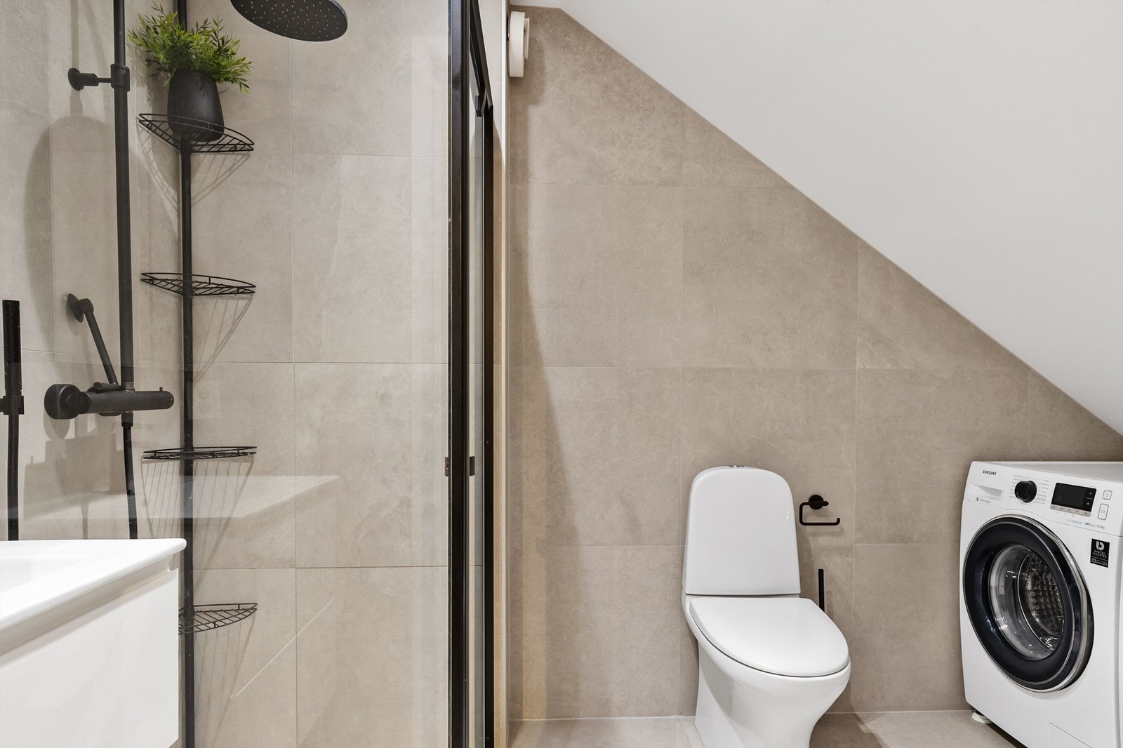 Badet i andre etasje er moderne og stilrent, med store fliser, innfelte downlights i taket og elektrisk gulvvarme. Innredningen er utført i lyse og delikate farger, som gir et lyst og innbydende rom. Galleribilde