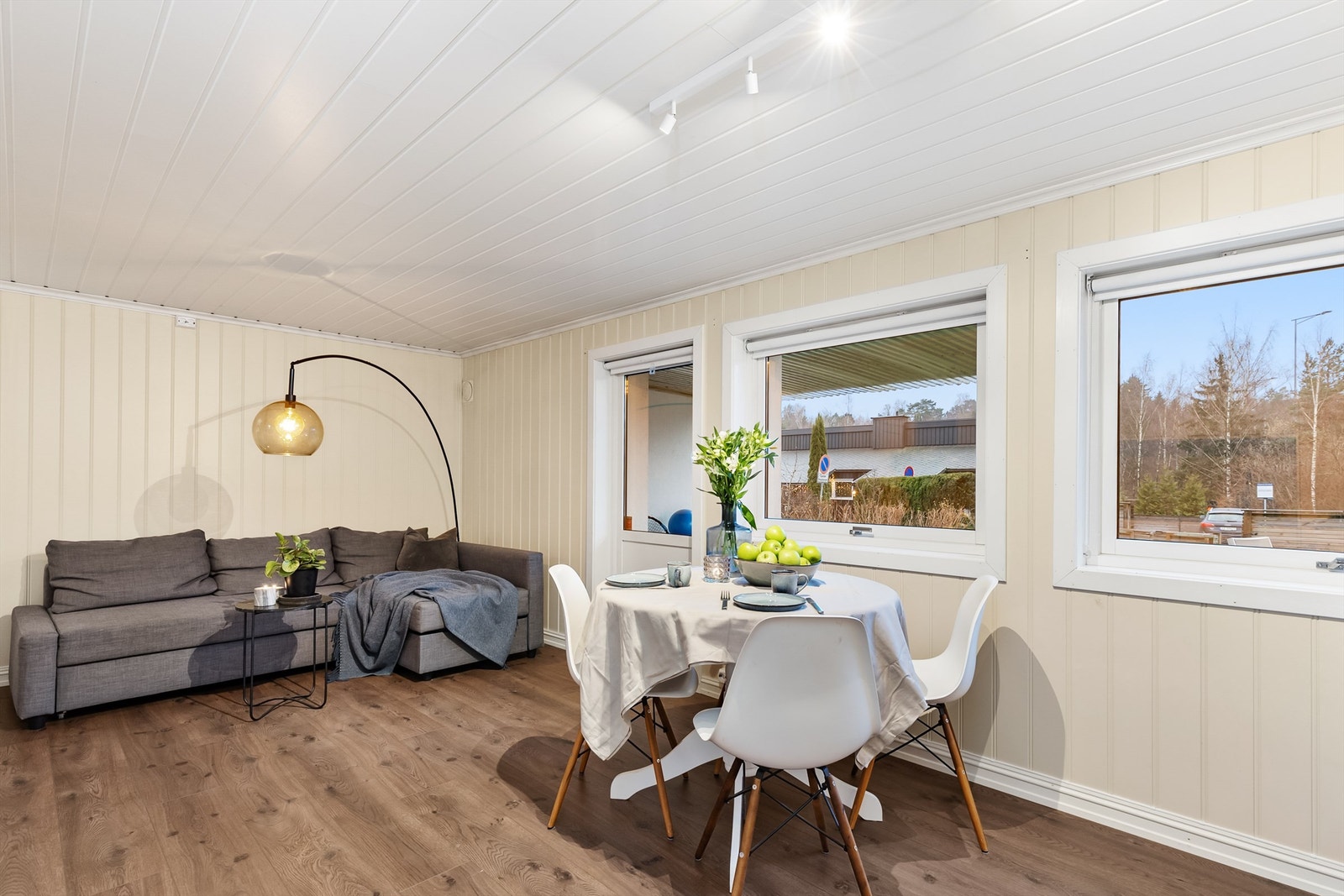 Fra kjellerstuen er det direkte utgang til en stor, dels overbygget markterrasse. Galleribilde