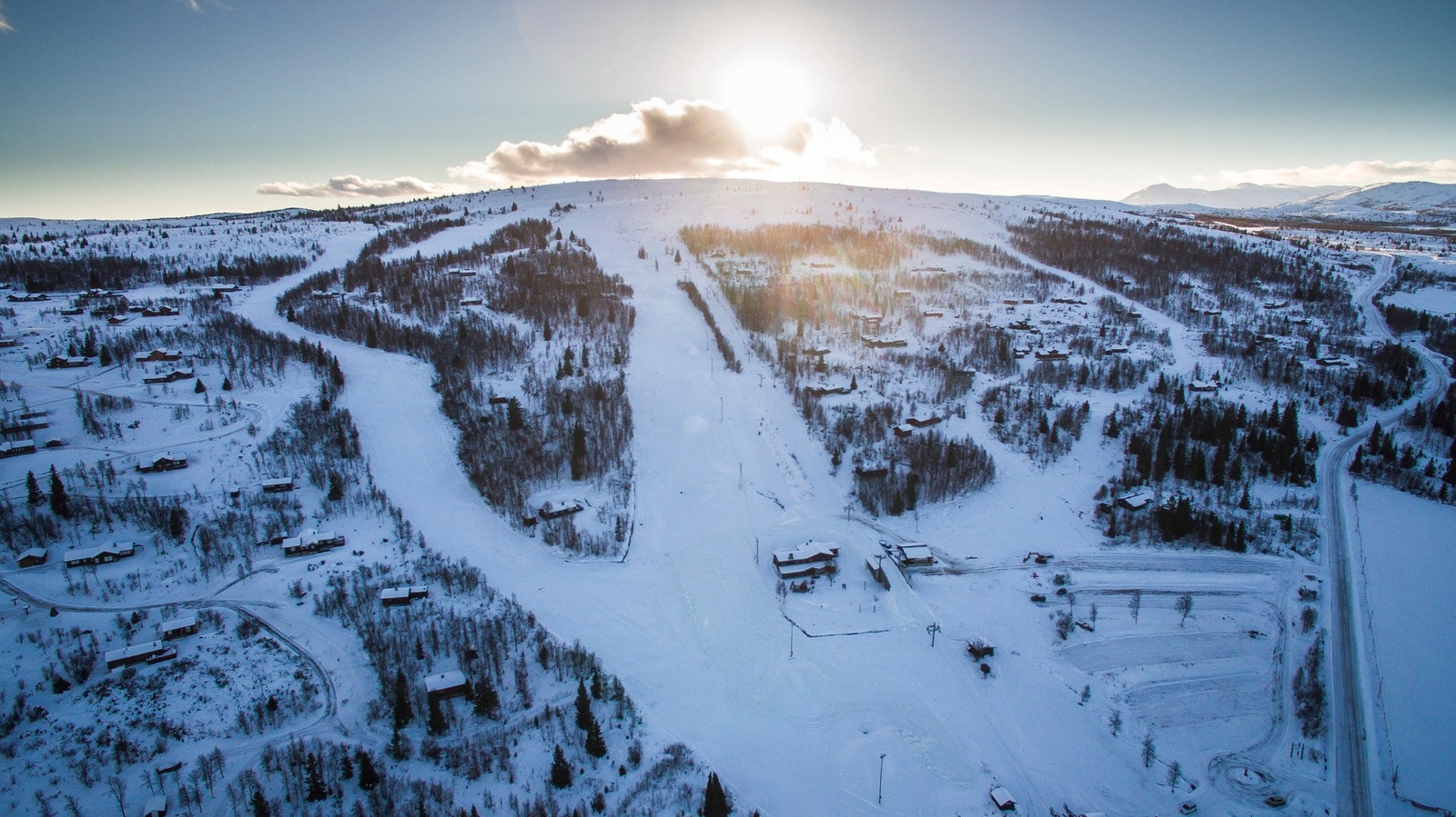 Alpinanlegget passer for hele familien, flotte forhold for både slalåm- og snowboardentusiaster. 3 skitrekk og eget barnetrekk. 6 nedfarter og gode muligheter for off-piste i bjørkeskogen
Foto: Vaset Skiheiser AS Galleribilde