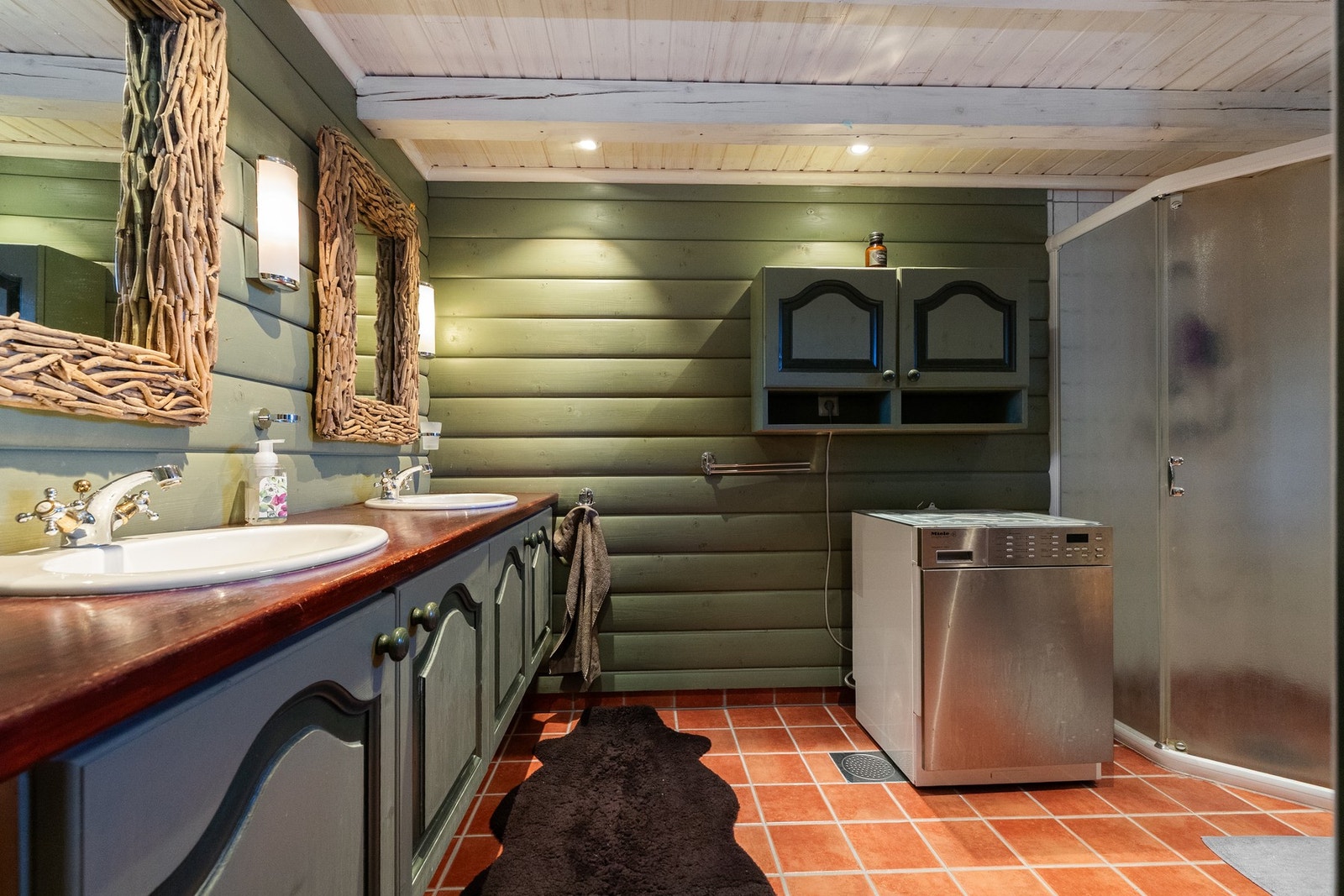 Opplegg for vaskemaskin. Fliser og varmekabler på gulv Galleribilde