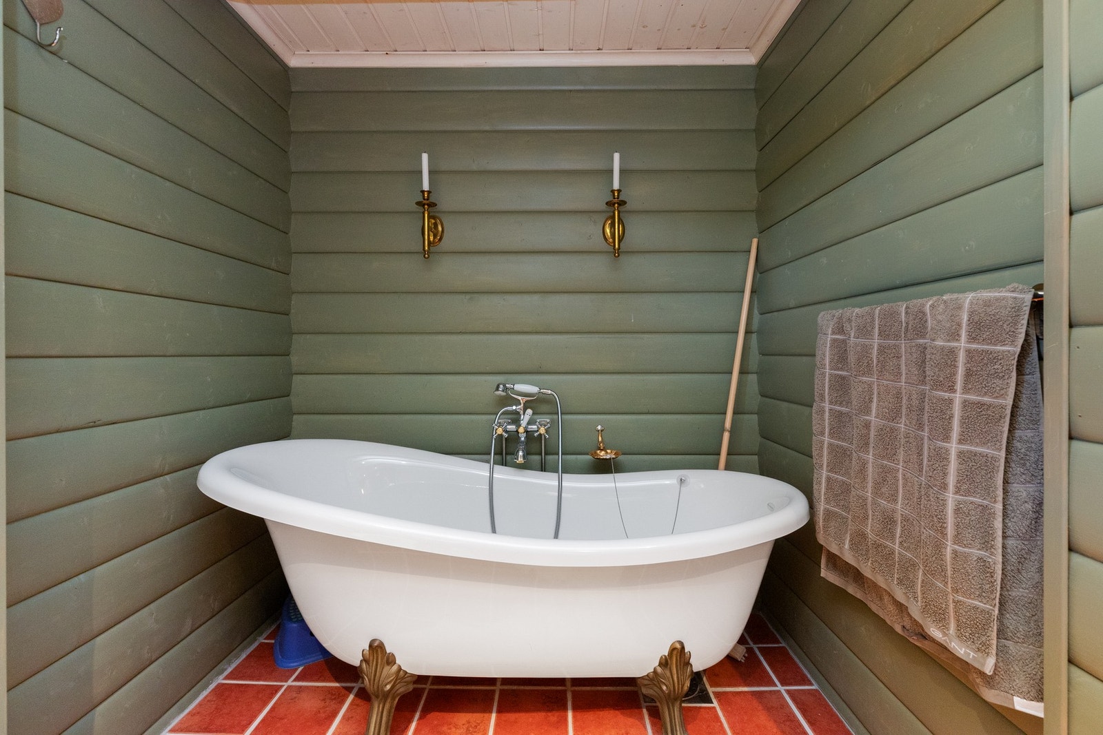 Et klassisk badekar med løveføtter - et elegant innslag som gir rommet en luksuriøs følelse Galleribilde