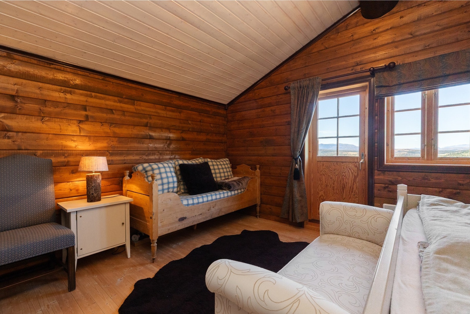 Her er det svært god plass til klær og ting. Rommet har også plass til andre soveromsmøbler Galleribilde