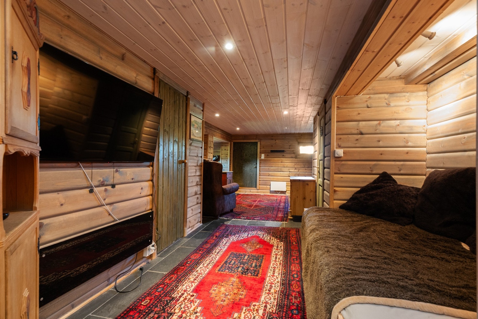 Kjeller: I midtre del av gangen er det etablert egen sone med seng og TV - ypperlig for ungdommen Galleribilde