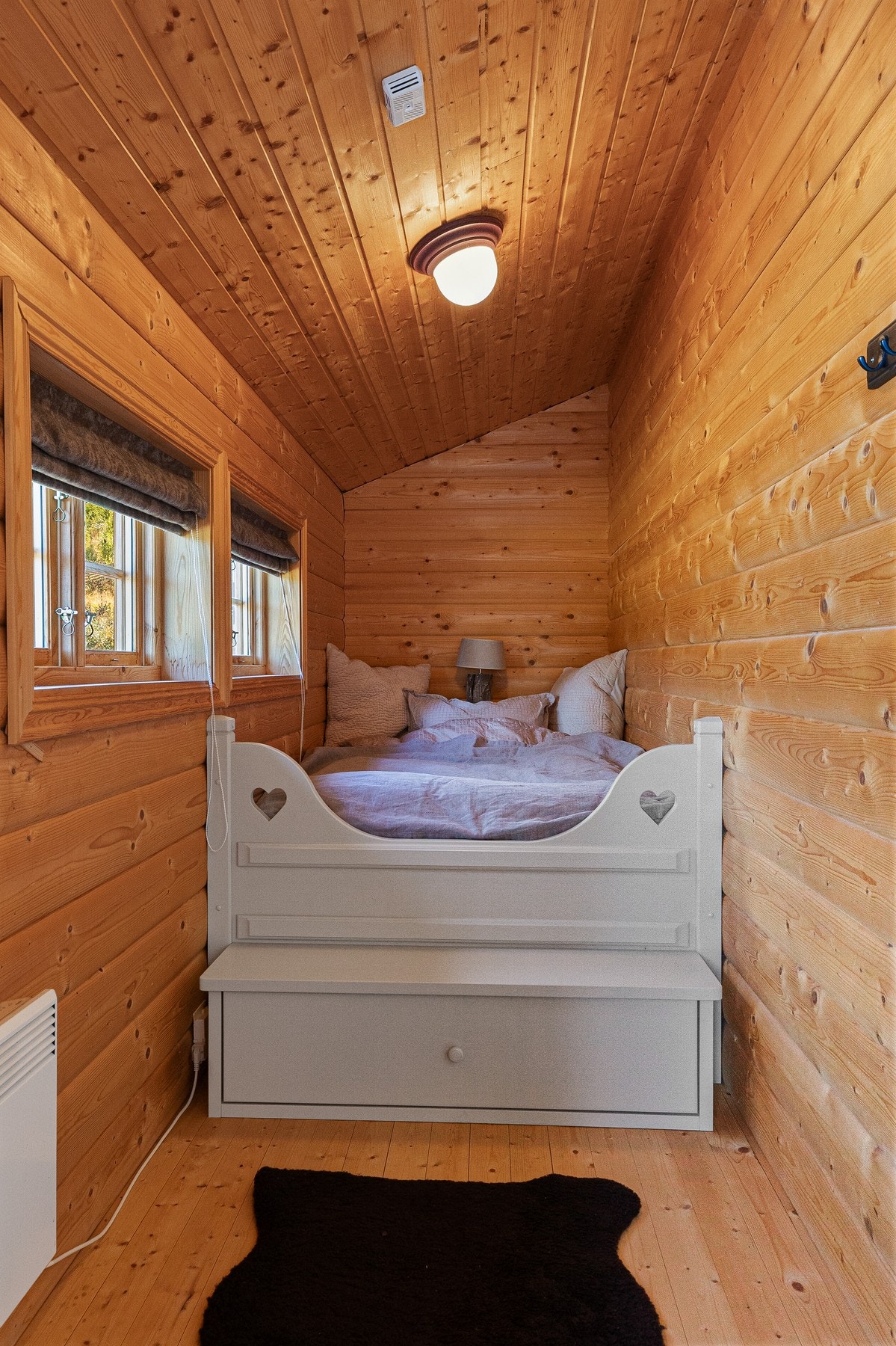 Det er etablert 1 soverom med utvendig adkomst. Dette rommet har plassbygget seng og oppbevaringsskuff fra vegg til vegg Galleribilde