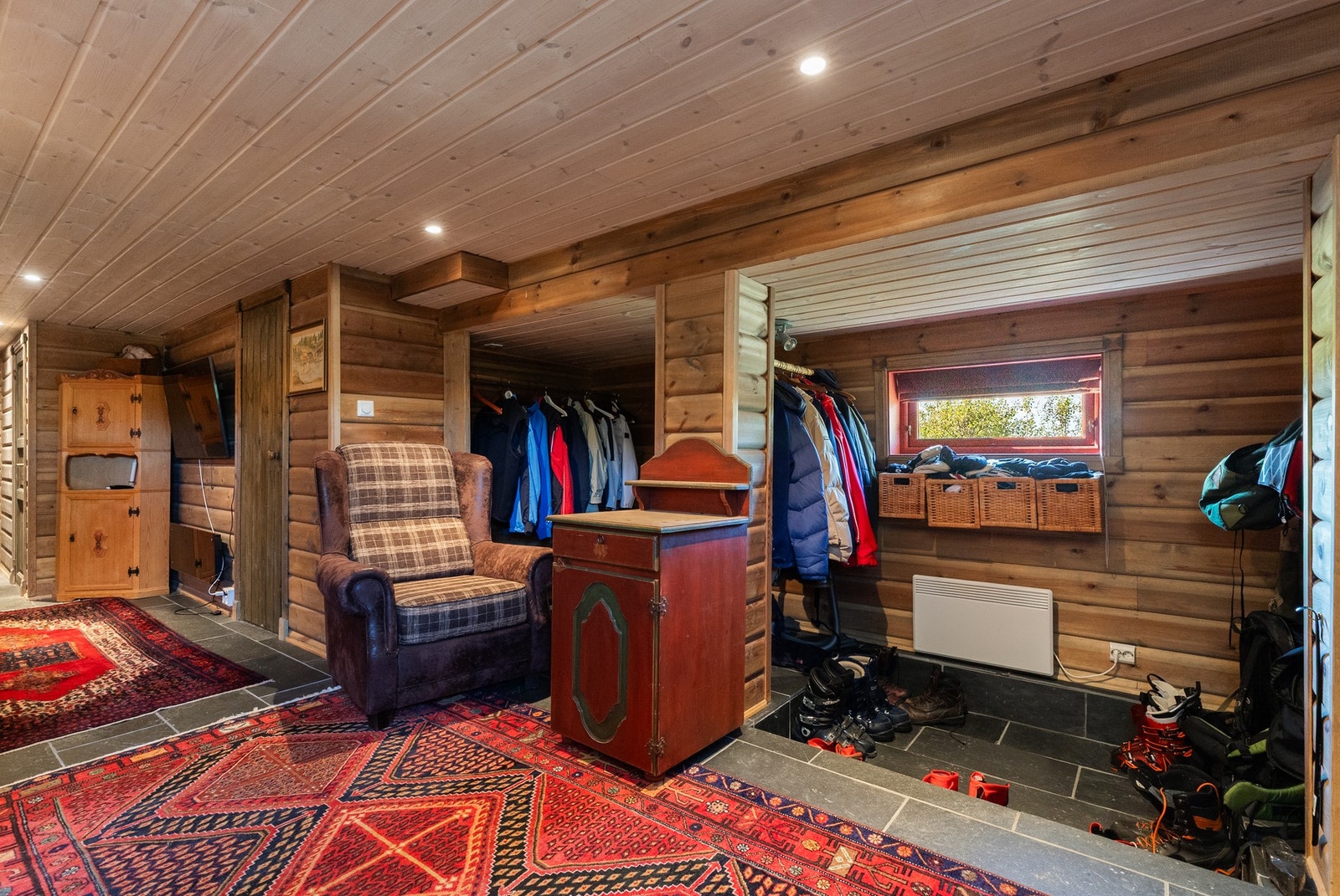 Dette planet er ypperlig når man kommer tilbake fra dagens uteaktiviteter. Her kan man gå rett inn i en romslig hall med god plass til yttertøy og sko Galleribilde