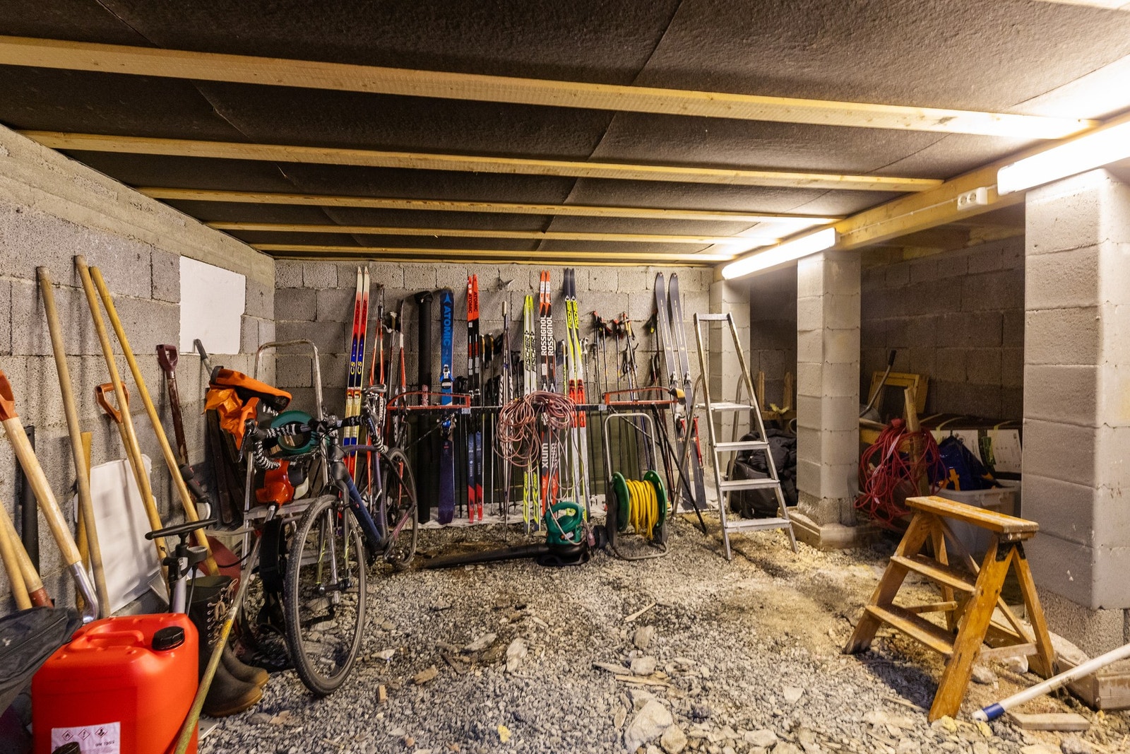 I enden er det et stort "rom" med god plass til ski, sykler og utstyr. Rommet er ikke kledd ned vegger og gulv (synlige lecablokker og stein/pukk/terreng) Galleribilde