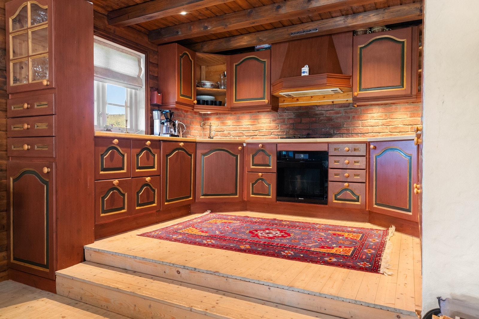 Kjøkkeninnredning i heltre fra Kistefos, som understreker den tradisjonelle hyttestilen Galleribilde