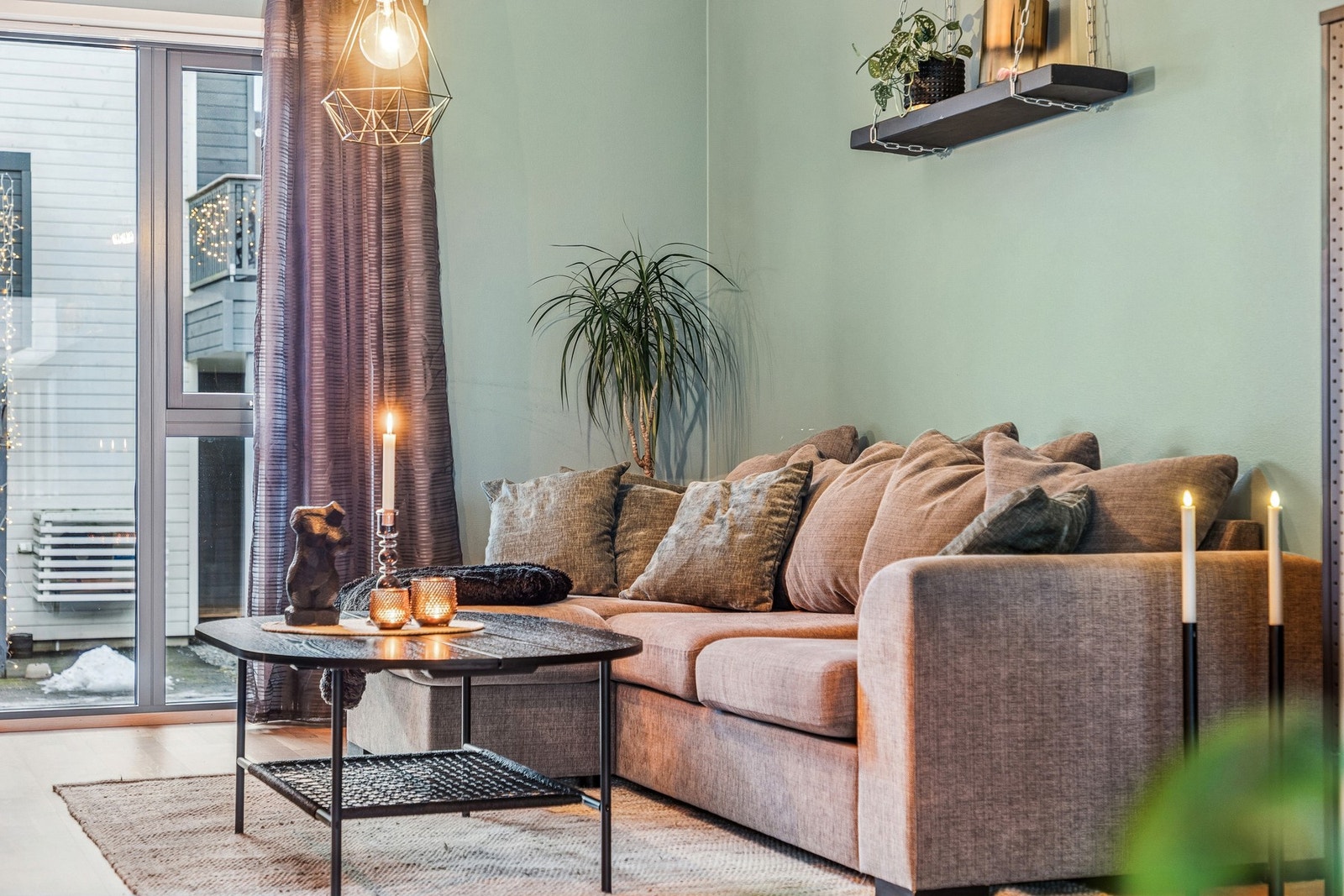 1. etasje inneholder entré, bad, stue og kjøkken i åpen løsning samt praktisk bod. Galleribilde