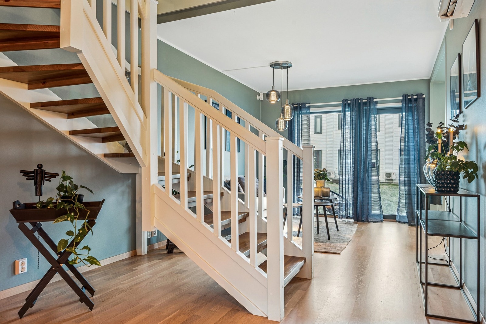 Videre leder trappen opp til 2. etasje, hvor du møtes av en romslig gang som gir adkomst til boligens private sone, bestående av hele fire soverom. Galleribilde