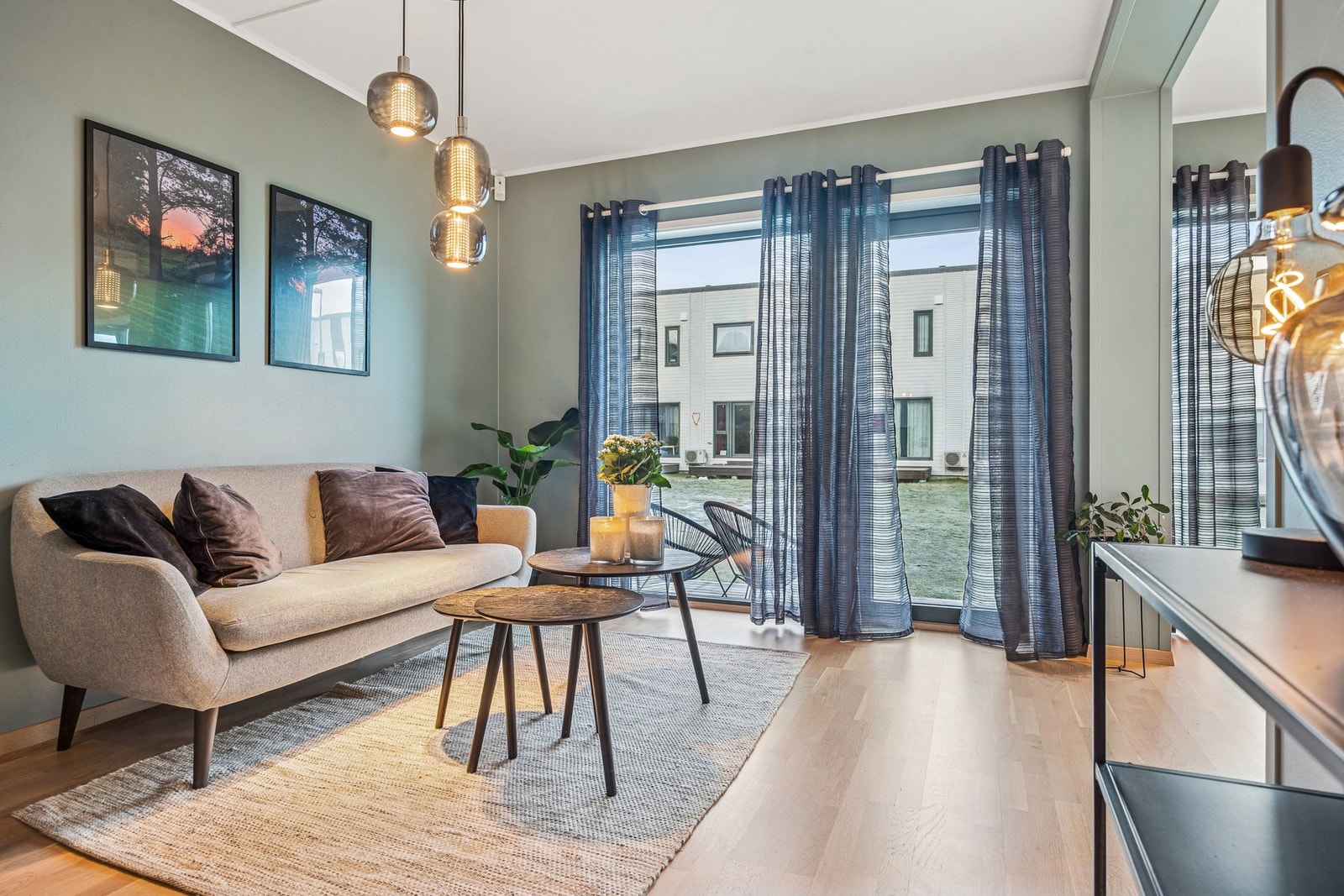 Fra stuen er det direkte utgang til en romslig terrasse, som fungerer som en naturlig forlengelse av oppholdsrommet i sommerhalvåret. Galleribilde