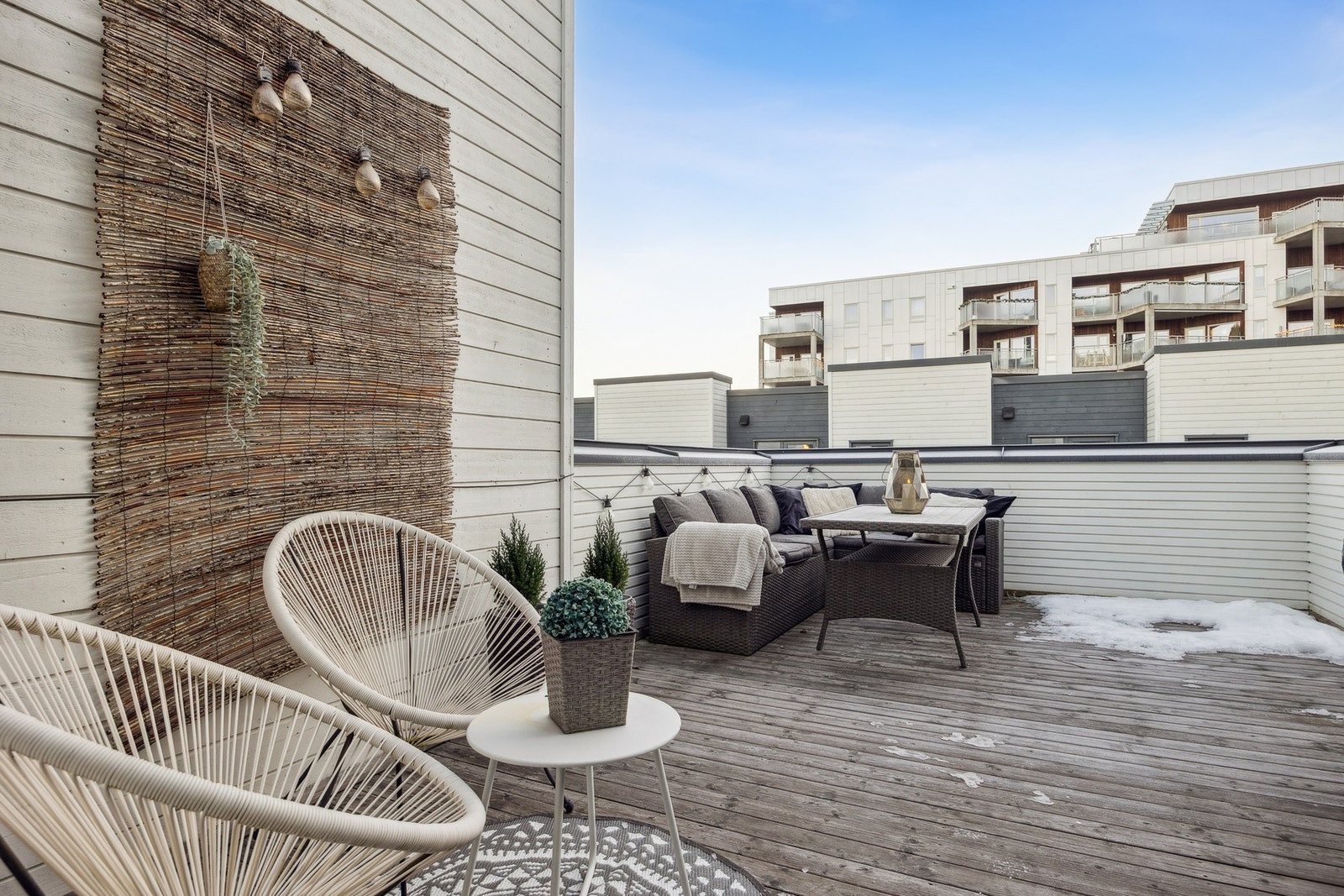 Uteplassene har gode solforhold og gir svært gode bruksmuligheter gjennom store deler av dagen. Galleribilde