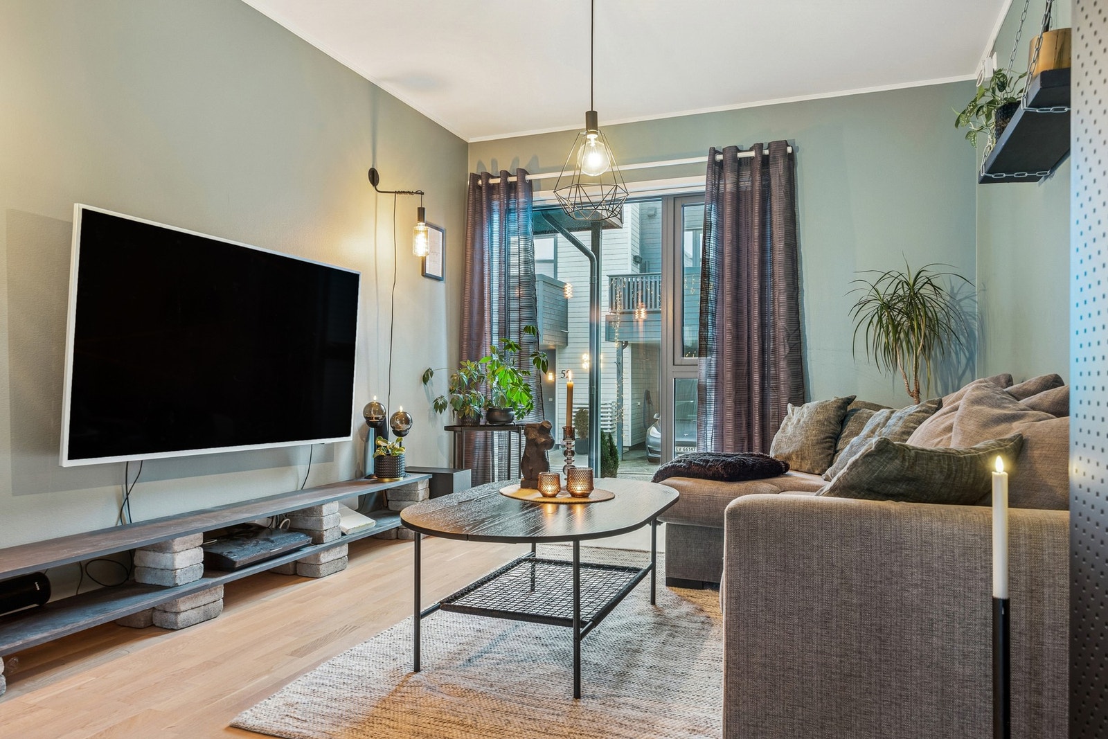 Her er det god plass til både sofagruppe og spisebord, og rommet egner seg utmerket både til hverdagsbruk og sosiale sammenkomster. Galleribilde