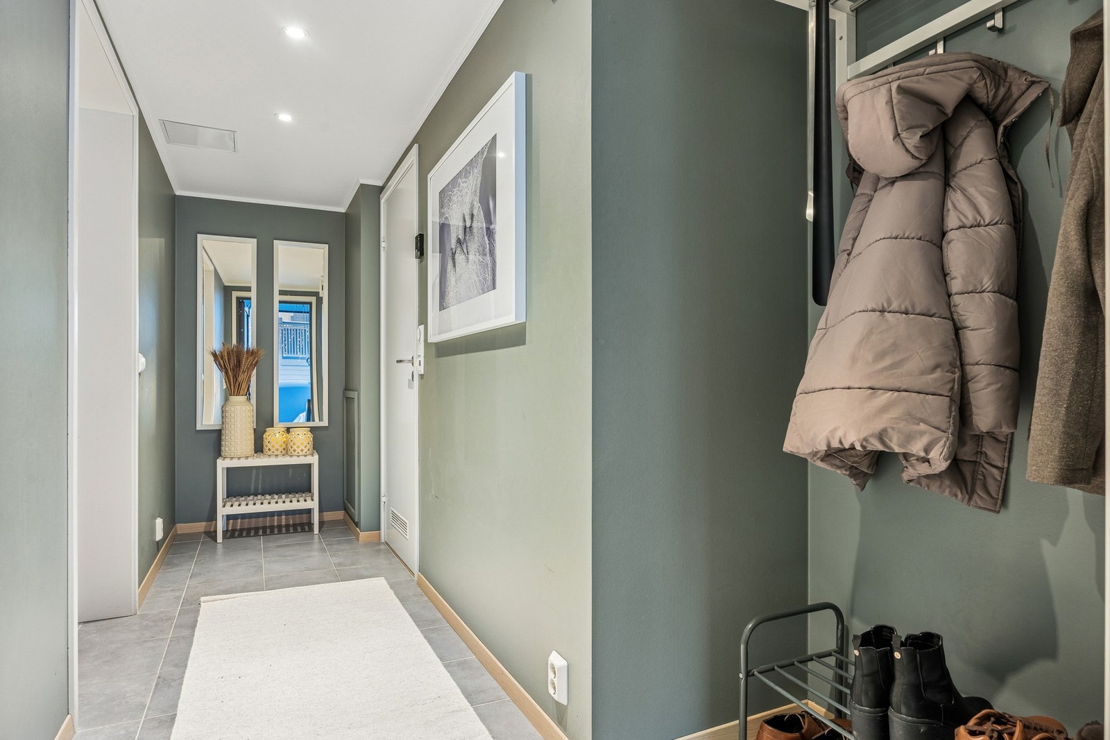 Boligen disponerer totalt 2 boder, én bod i 2. etasje samt en ekstern bod, som egner seg godt til lagring av sportsutstyr, sesongutstyr og øvrig oppbevaring. Galleribilde